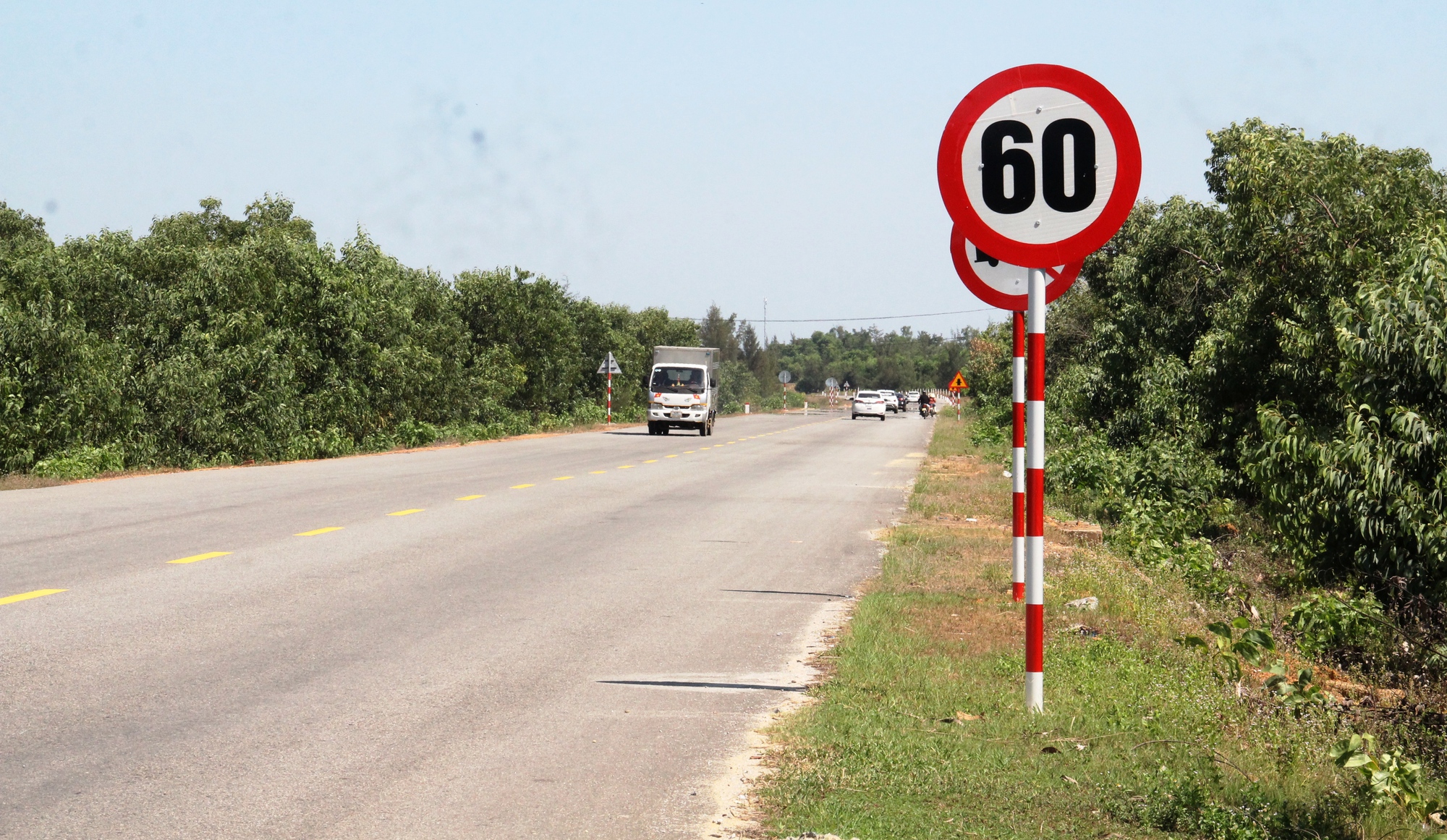 Vì sao gần 30 km trên tuyến đường 'cao tốc ven biển' chỉ cho phép 60 km/giờ? - Ảnh 4.