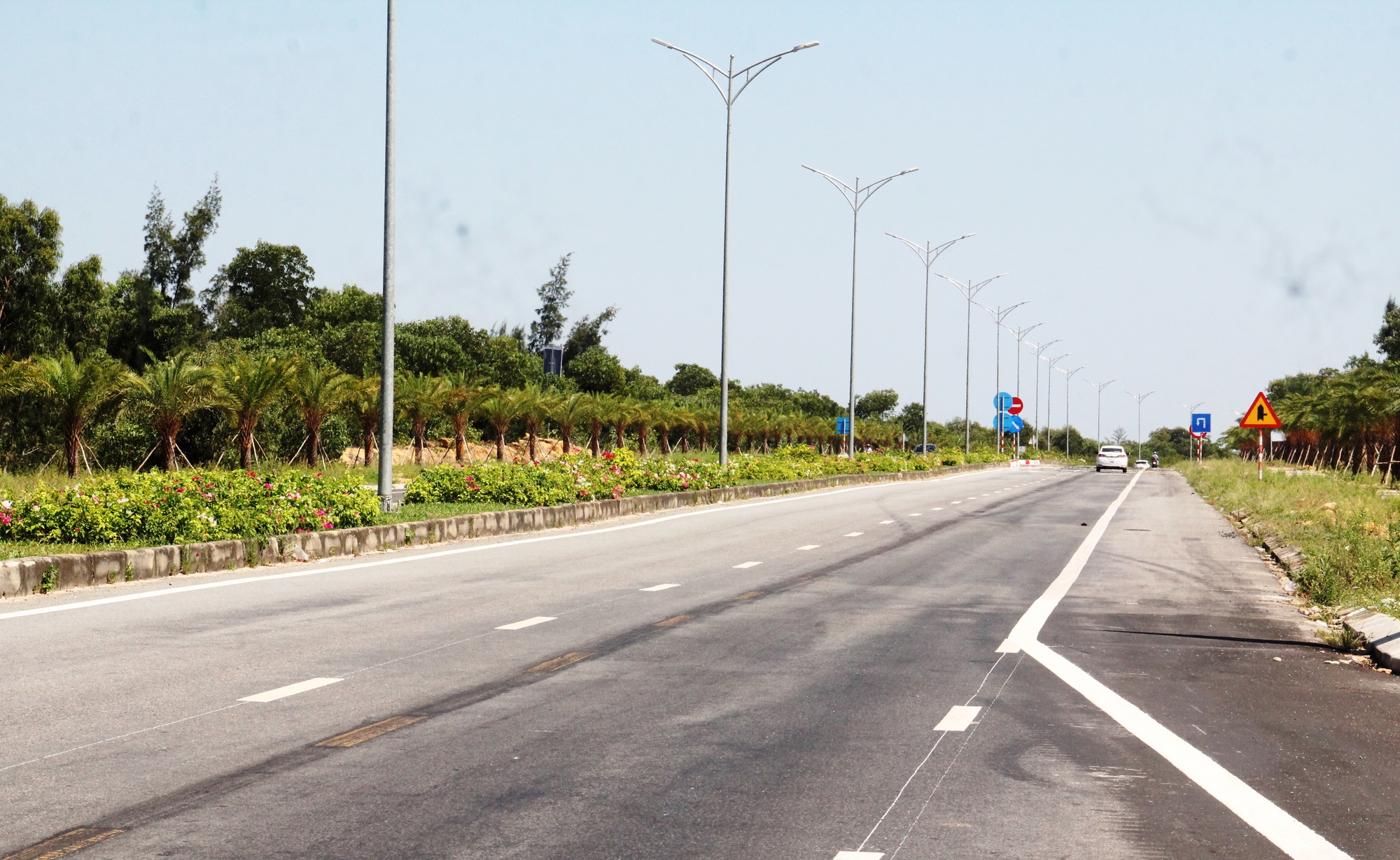 Vì sao gần 30 km trên tuyến đường 'cao tốc ven biển' chỉ cho phép 60 km/giờ? - Ảnh 3.