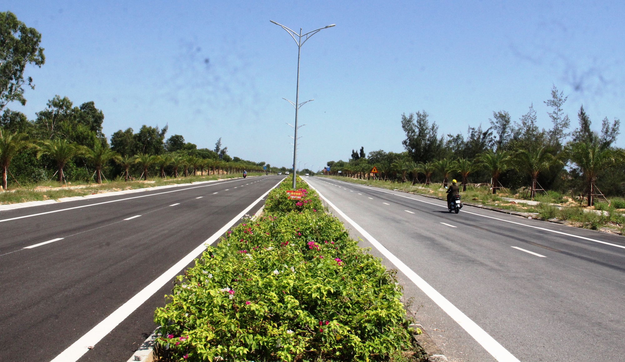 Vì sao gần 30 km trên tuyến đường 'cao tốc ven biển' chỉ cho phép 60 km/giờ? - Ảnh 5.