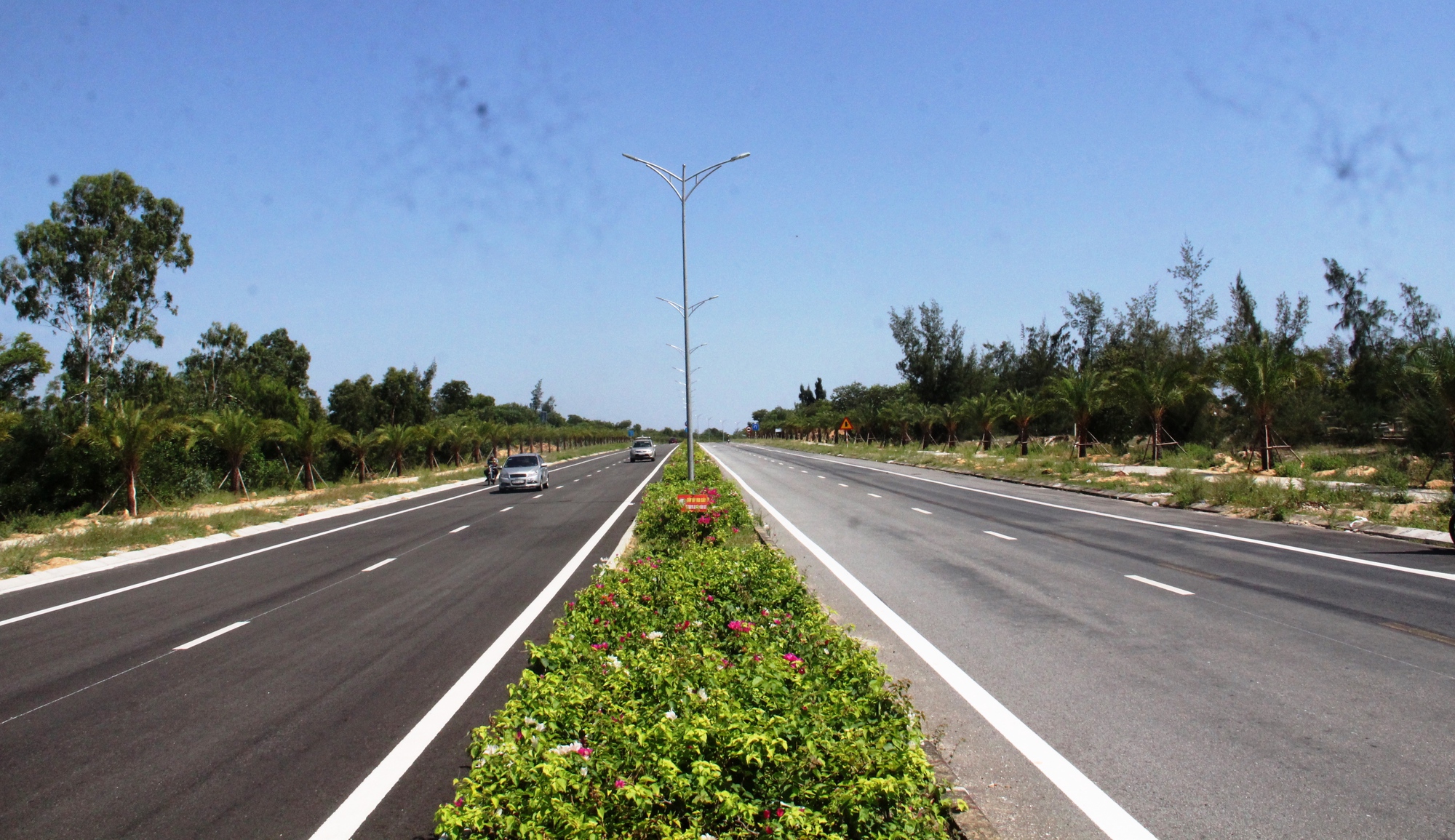 Vì sao gần 30 km trên tuyến đường 'cao tốc ven biển' chỉ cho phép 60 km/giờ? - Ảnh 8.