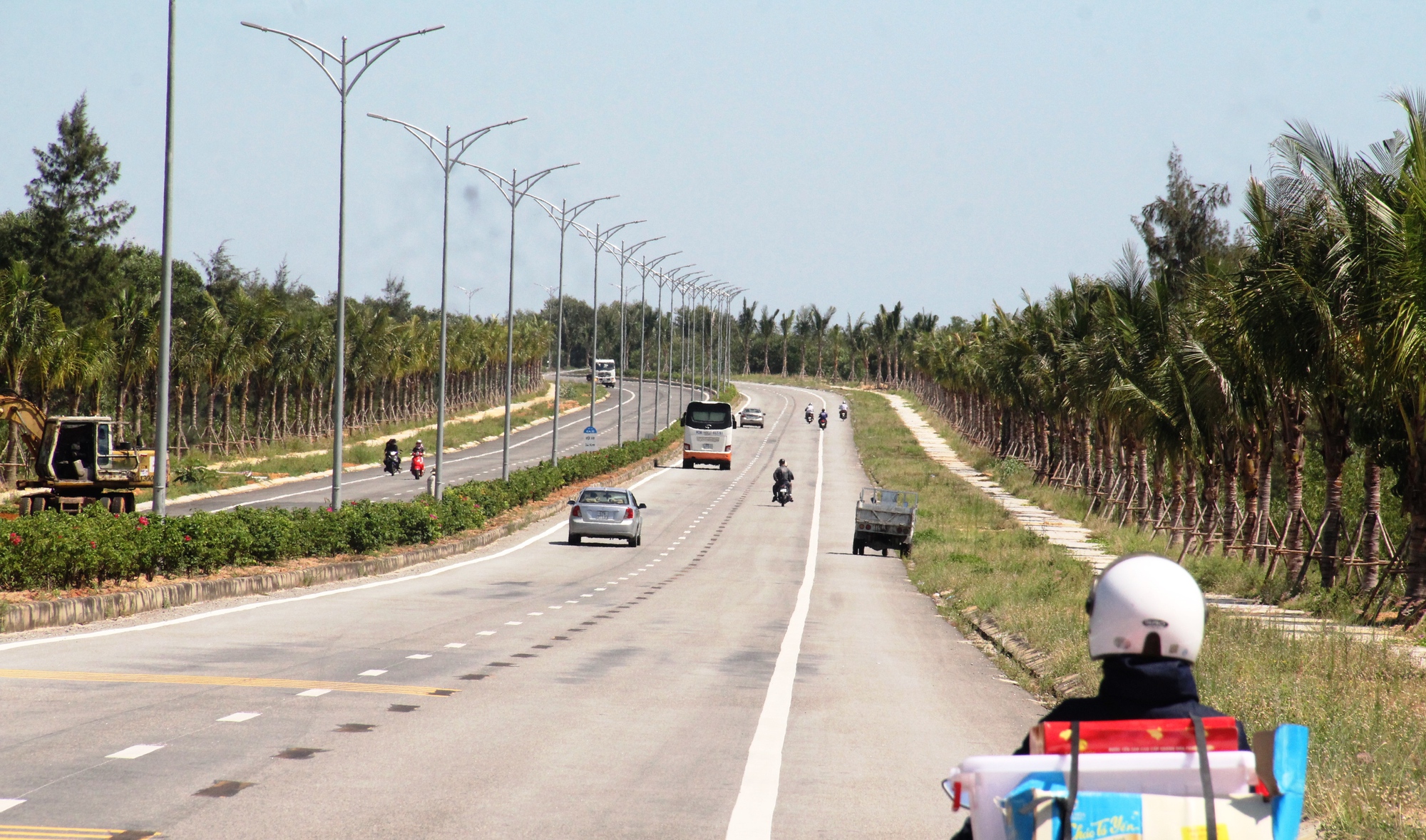 Vì sao gần 30 km trên tuyến đường 'cao tốc ven biển' chỉ cho phép 60 km/giờ? - Ảnh 1.