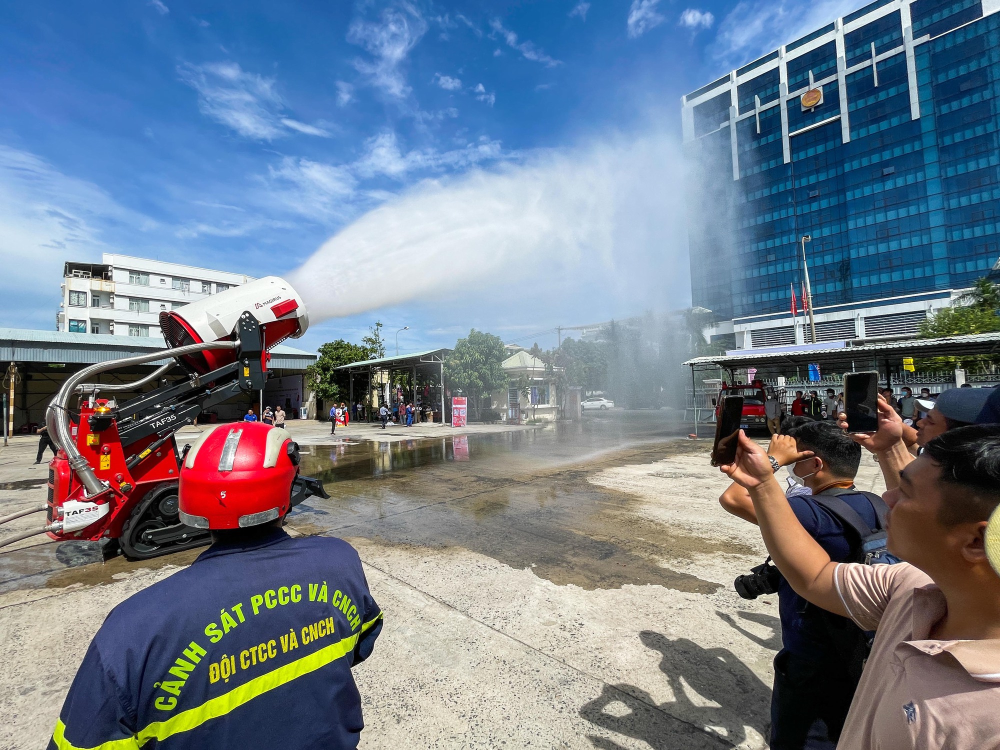 Đà Nẵng: Người dân thích thú trải nghiệm đu dây thoát hiểm, xem 'siêu' robot cứu hỏa - Ảnh 12.