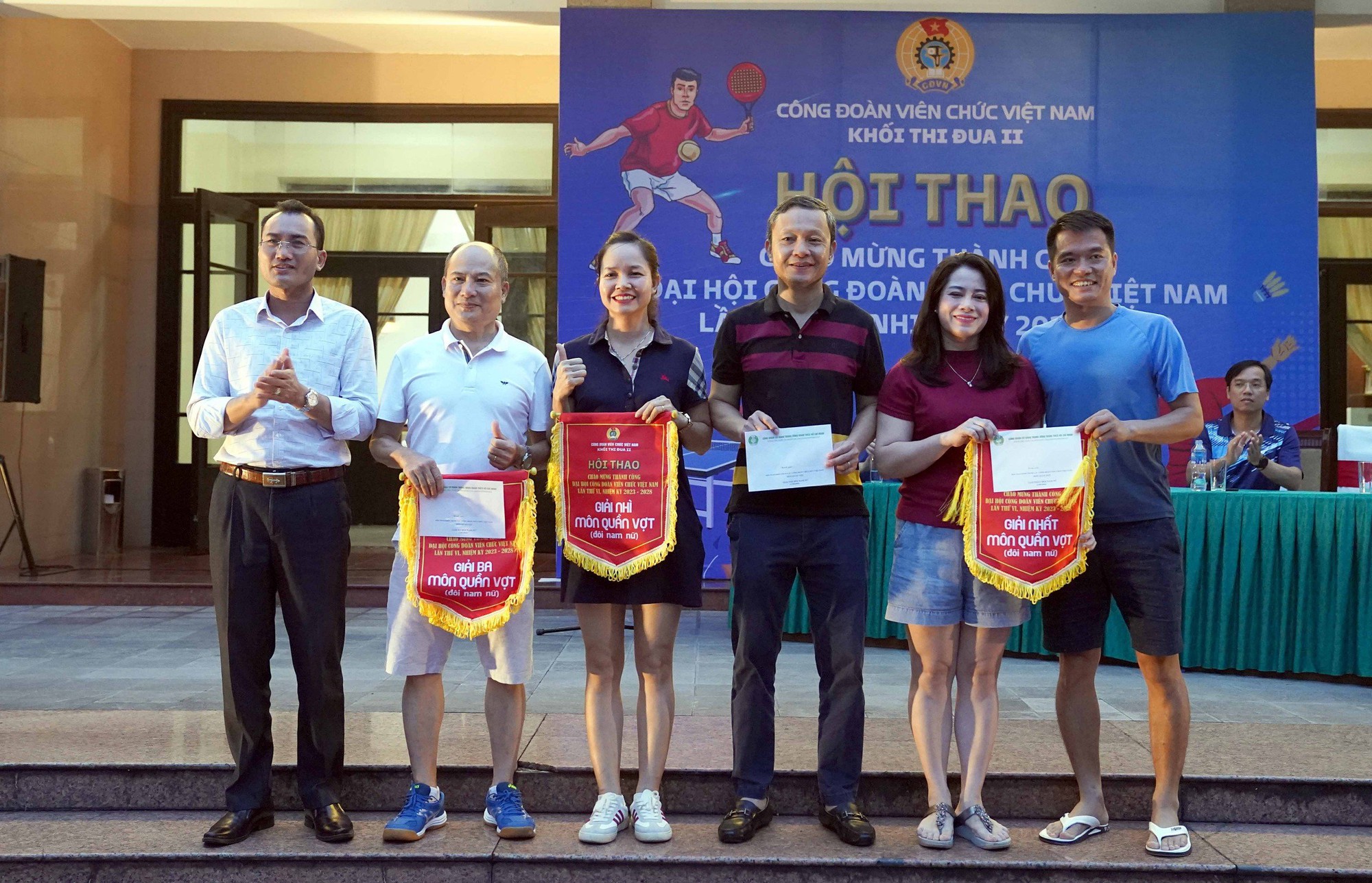 Công đoàn Cơ quan T.Ư Đoàn giành giải Nhất đôi nữ cầu lông - Ảnh 12. Công đoàn Cơ quan T.Ư Đoàn giành giải Nhất đôi nữ cầu lông - Ảnh 12.