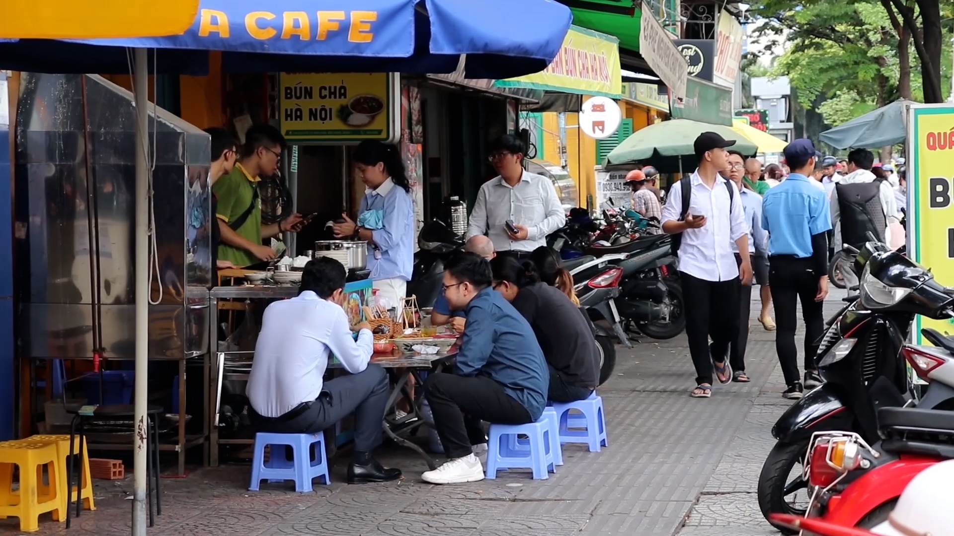 Nhà báo Pháp bất ngờ vì vỉa hè TP.HCM có đầy xe máy - Ảnh 2.