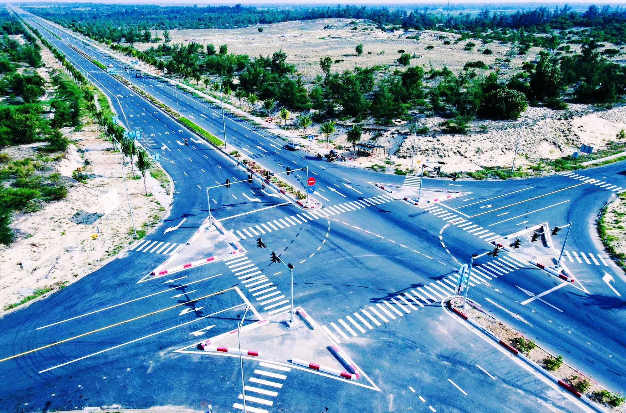 Vì sao gần 30 km trên tuyến đường 'cao tốc ven biển' chỉ cho phép 60 km/giờ? - Ảnh 13.