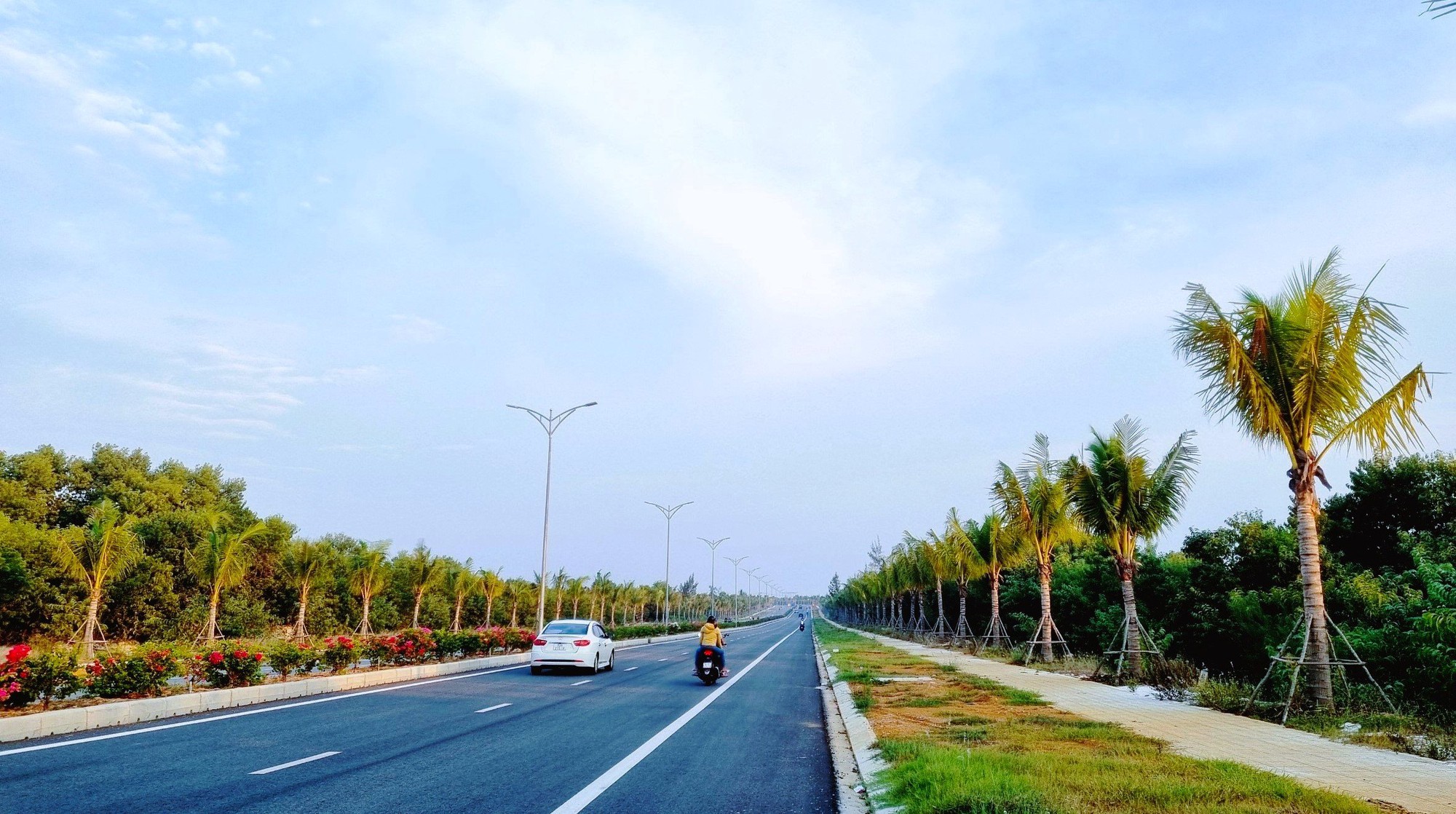 Vì sao gần 30 km trên tuyến đường 'cao tốc ven biển' chỉ cho phép 60 km/giờ? - Ảnh 9.