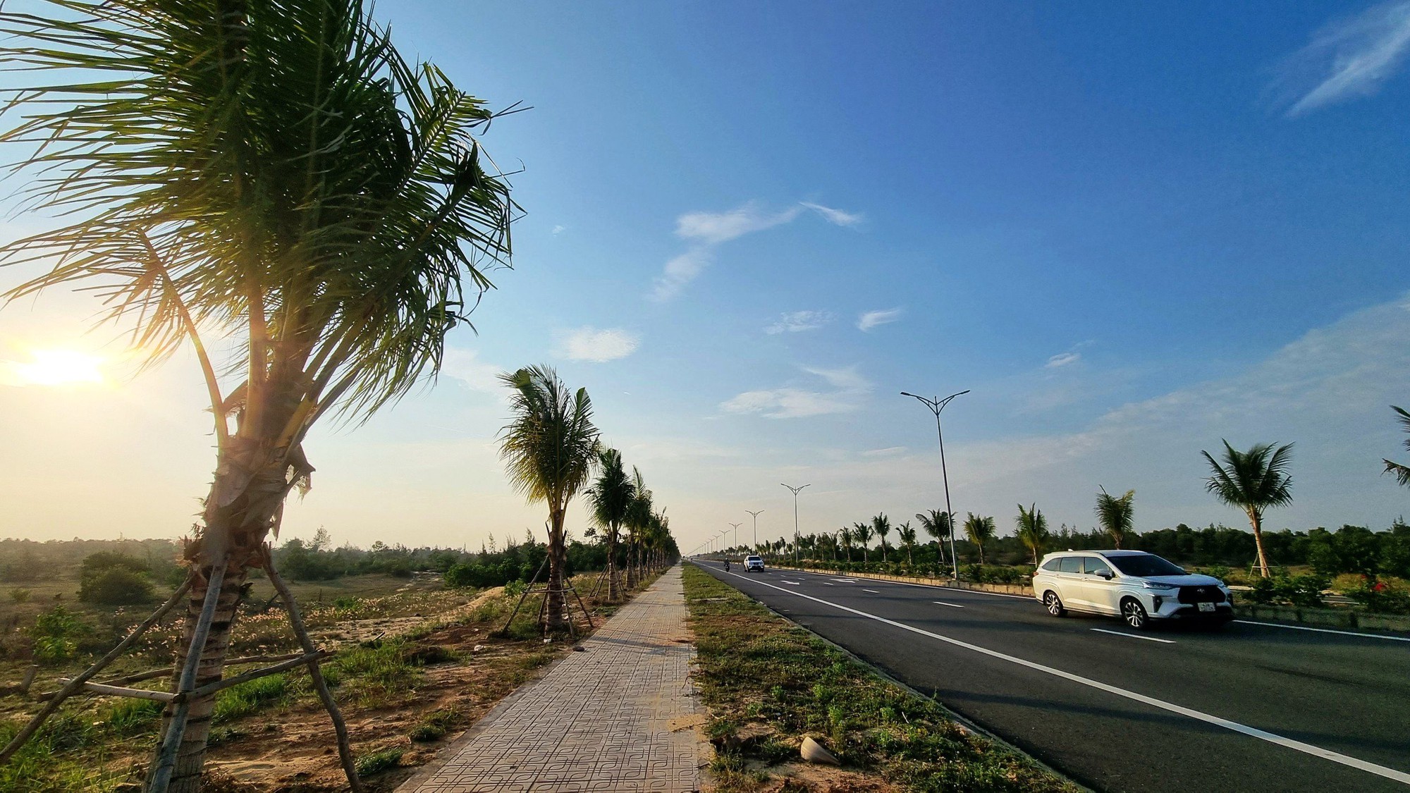 Vì sao gần 30 km trên tuyến đường 'cao tốc ven biển' chỉ cho phép 60 km/giờ? - Ảnh 11.