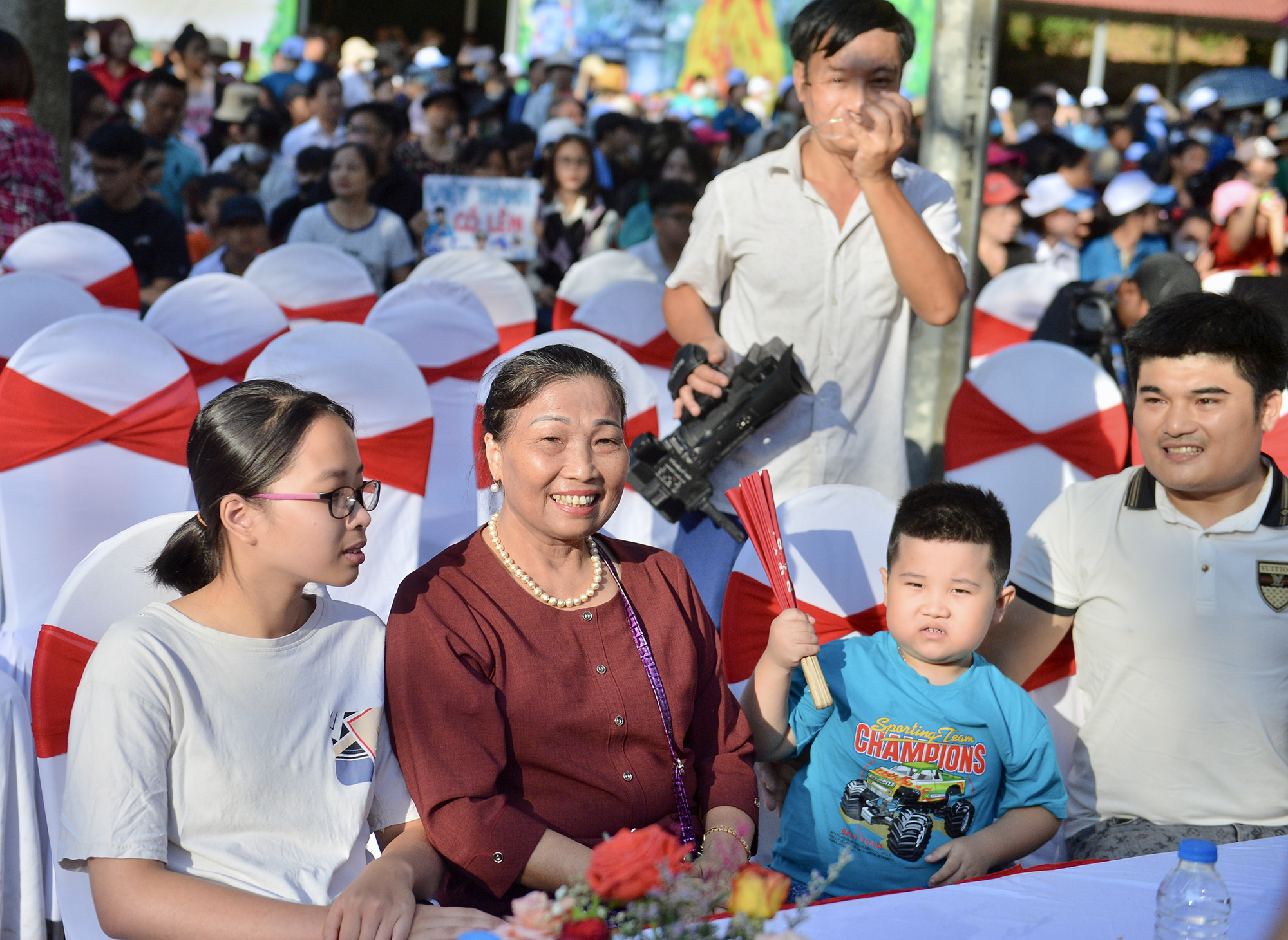 Người Sóc Sơn tái hiện truyền thuyết Thánh Gióng, tiếp lửa 'nhà leo núi' Nguyễn Việt Thành - Ảnh 3.