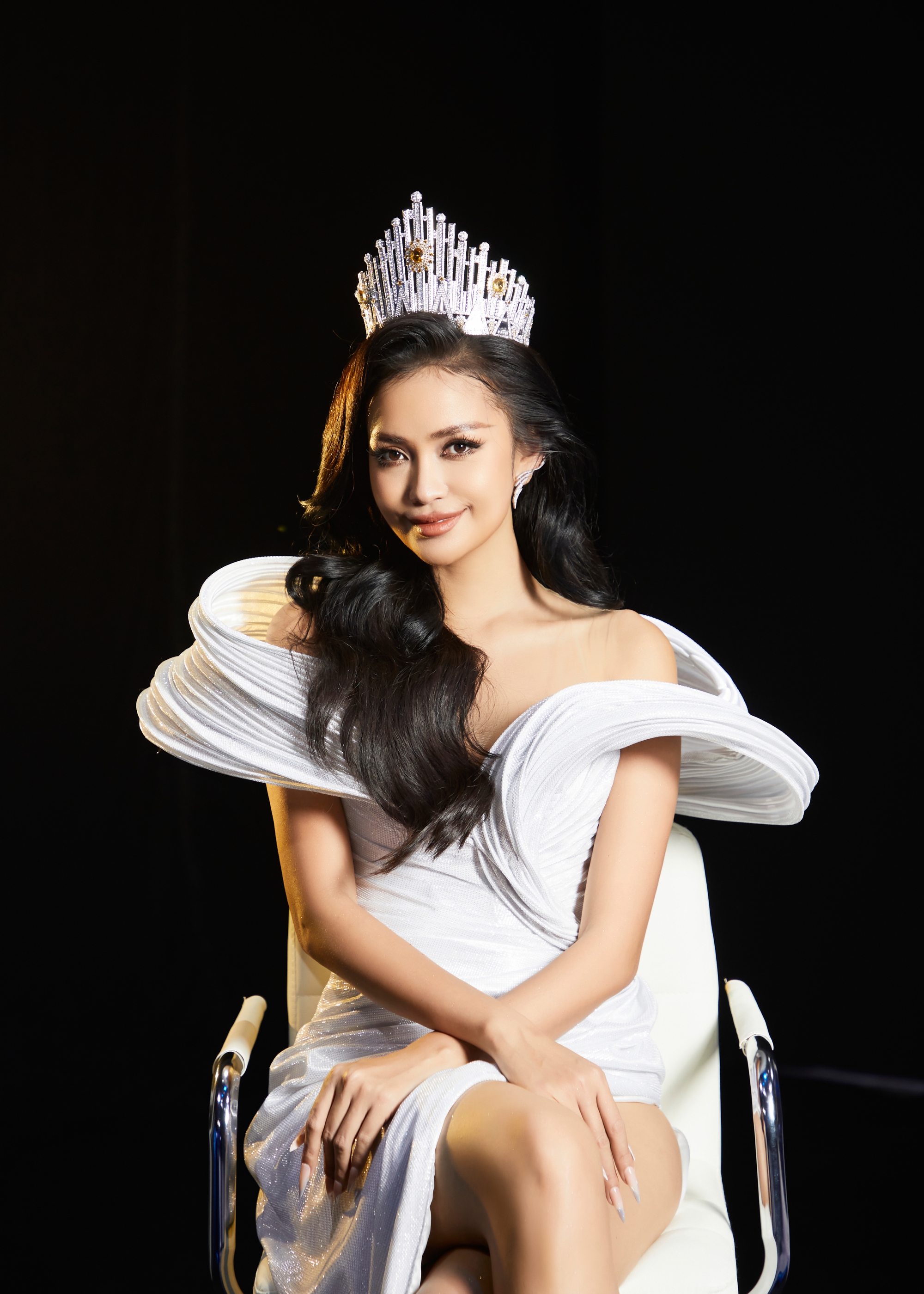 Hoa hậu Khánh Vân khoe dáng nóng bỏng cùng H'Hen Niê, Ngọc Châu - Ảnh 8.