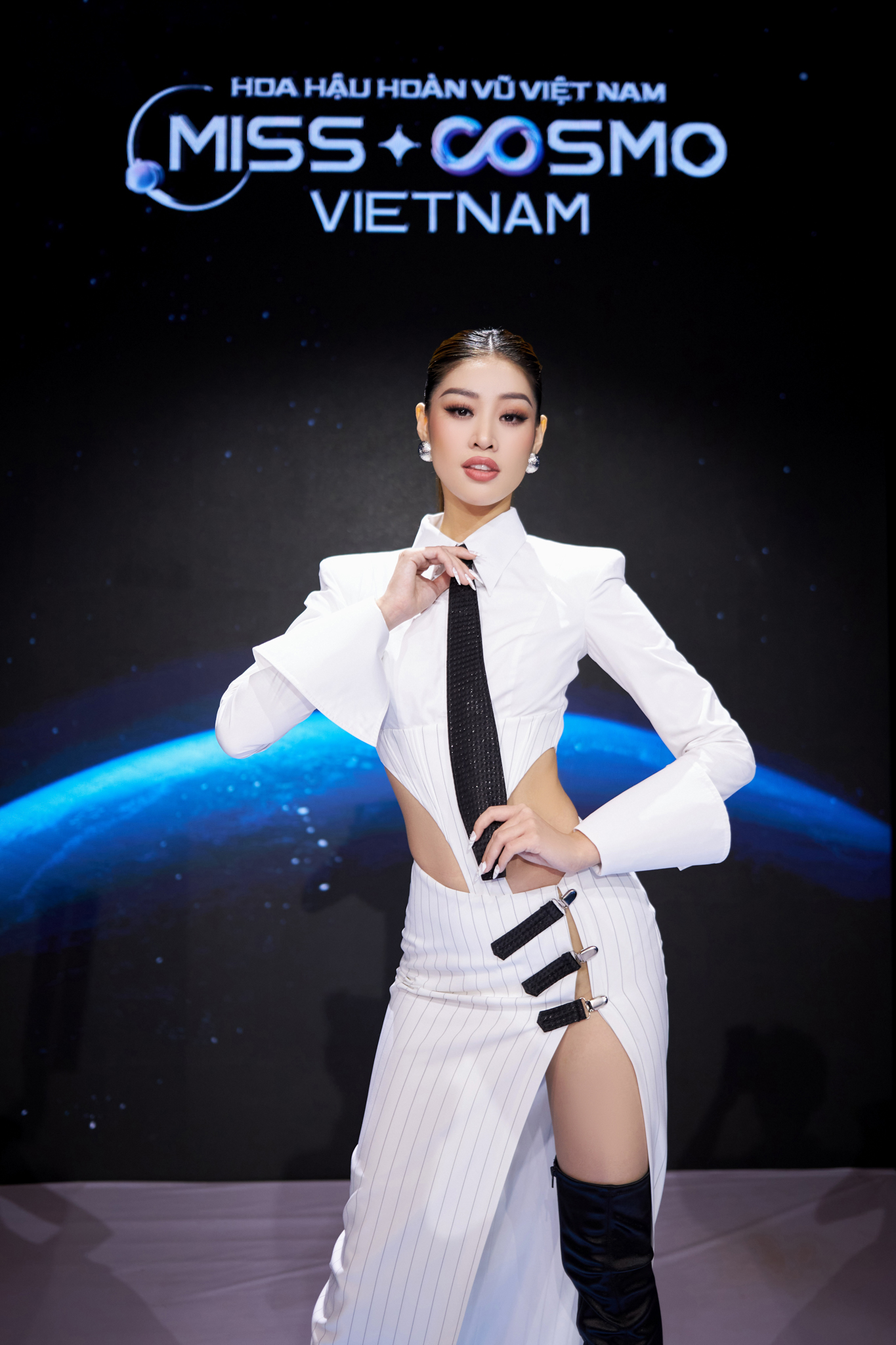 Hoa hậu Khánh Vân khoe dáng nóng bỏng cùng H'Hen Niê, Ngọc Châu - Ảnh 1.