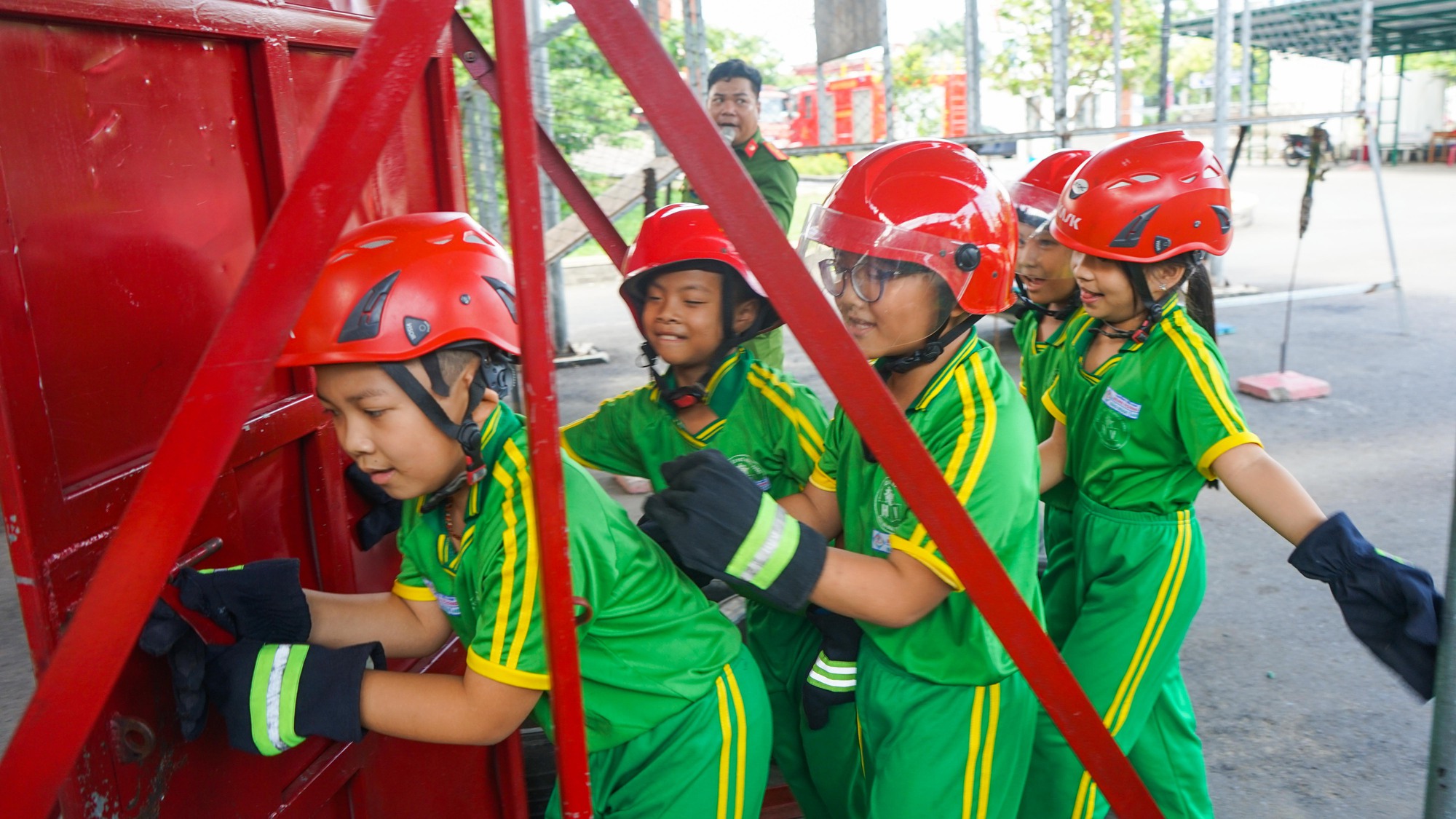Đà Nẵng: Học sinh tiểu học 'nhập vai' lính cứu hỏa chiến đấu với 'giặc lửa' - Ảnh 2.