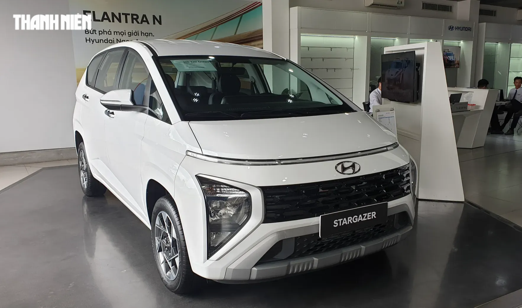 Thị trường ô tô vào mùa cuối năm, đại lý loay hoay 'xả hàng' xe tồn kho - Ảnh 1. Thị trường ô tô vào mùa cuối năm, đại lý loay hoay 'xả hàng' xe tồn kho - Ảnh 1.