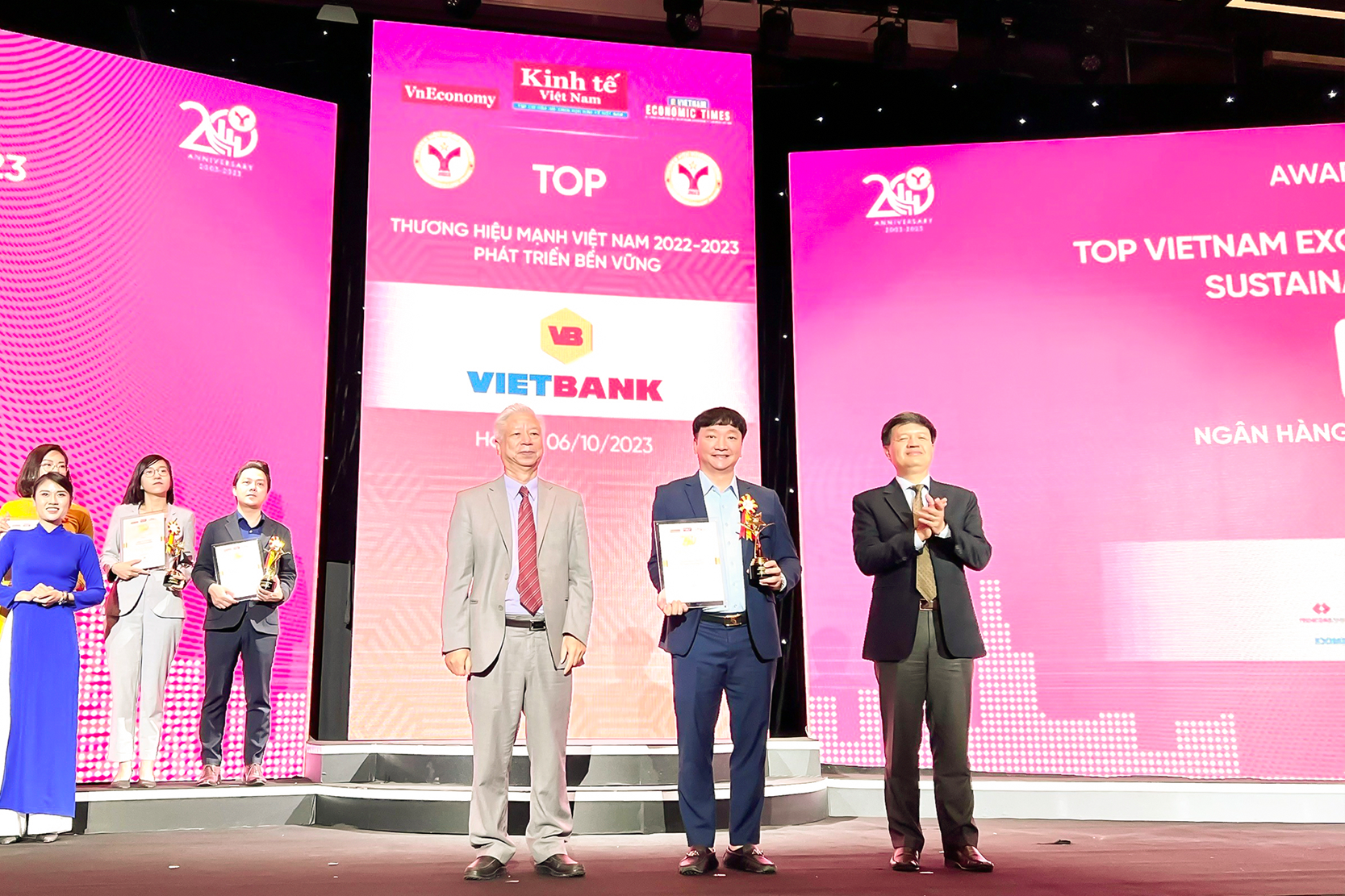 Ông Nguyễn Tiến Sỹ - Phó Tổng Giám đốc, đại diện Vietbank nhận giải thưởng "Thương hiệu mạnh - Phát triển bền vững 2023" Ông Nguyễn Tiến Sỹ - Phó Tổng Giám đốc, đại diện Vietbank nhận giải thưởng "Thương hiệu mạnh - Phát triển bền vững 2023"