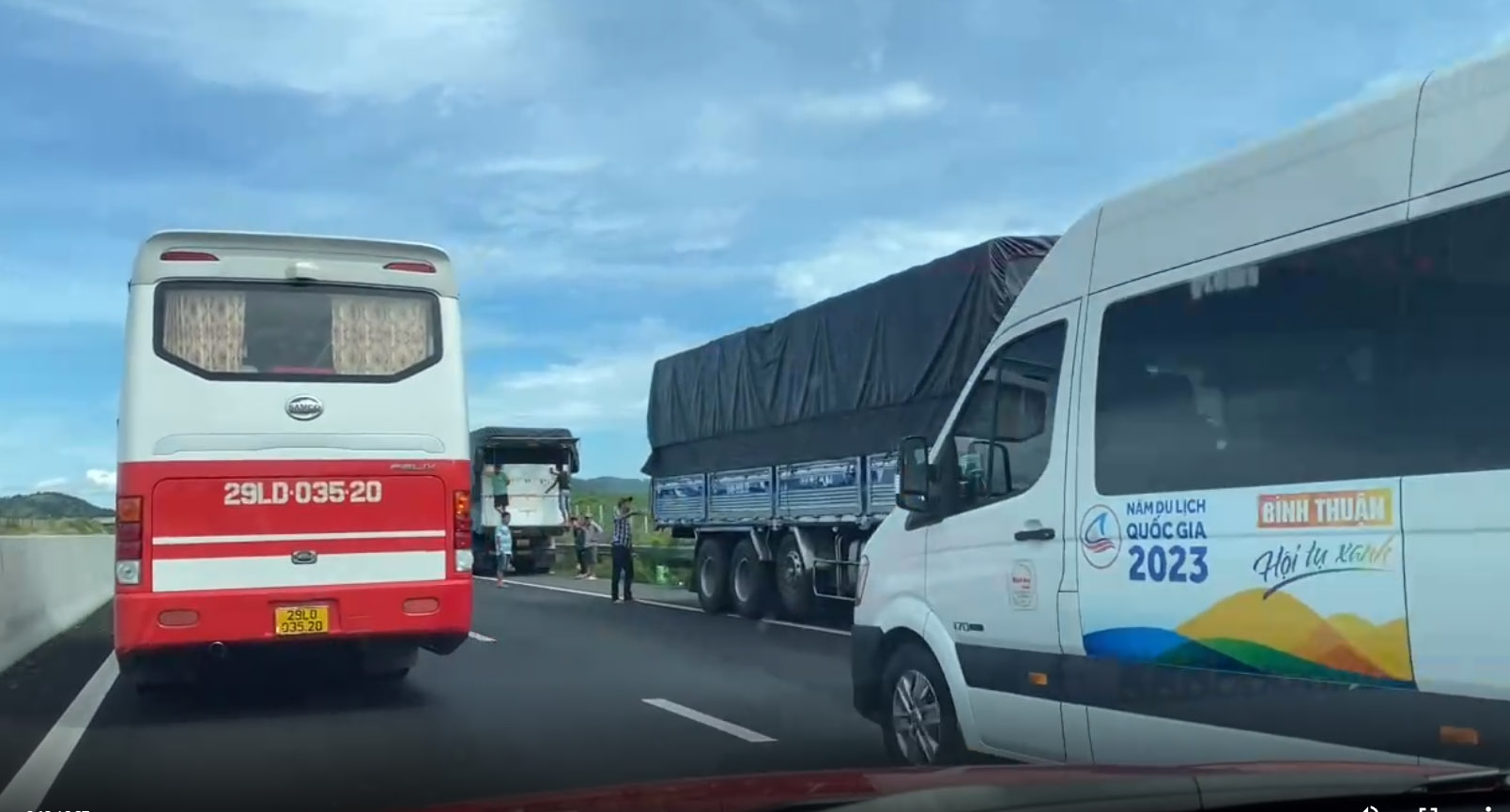 CSGT Bộ Công an xử phạt xe đậu ngược chiều trên cao tốc Phan Thiết- Dầu Giây - Ảnh 2.