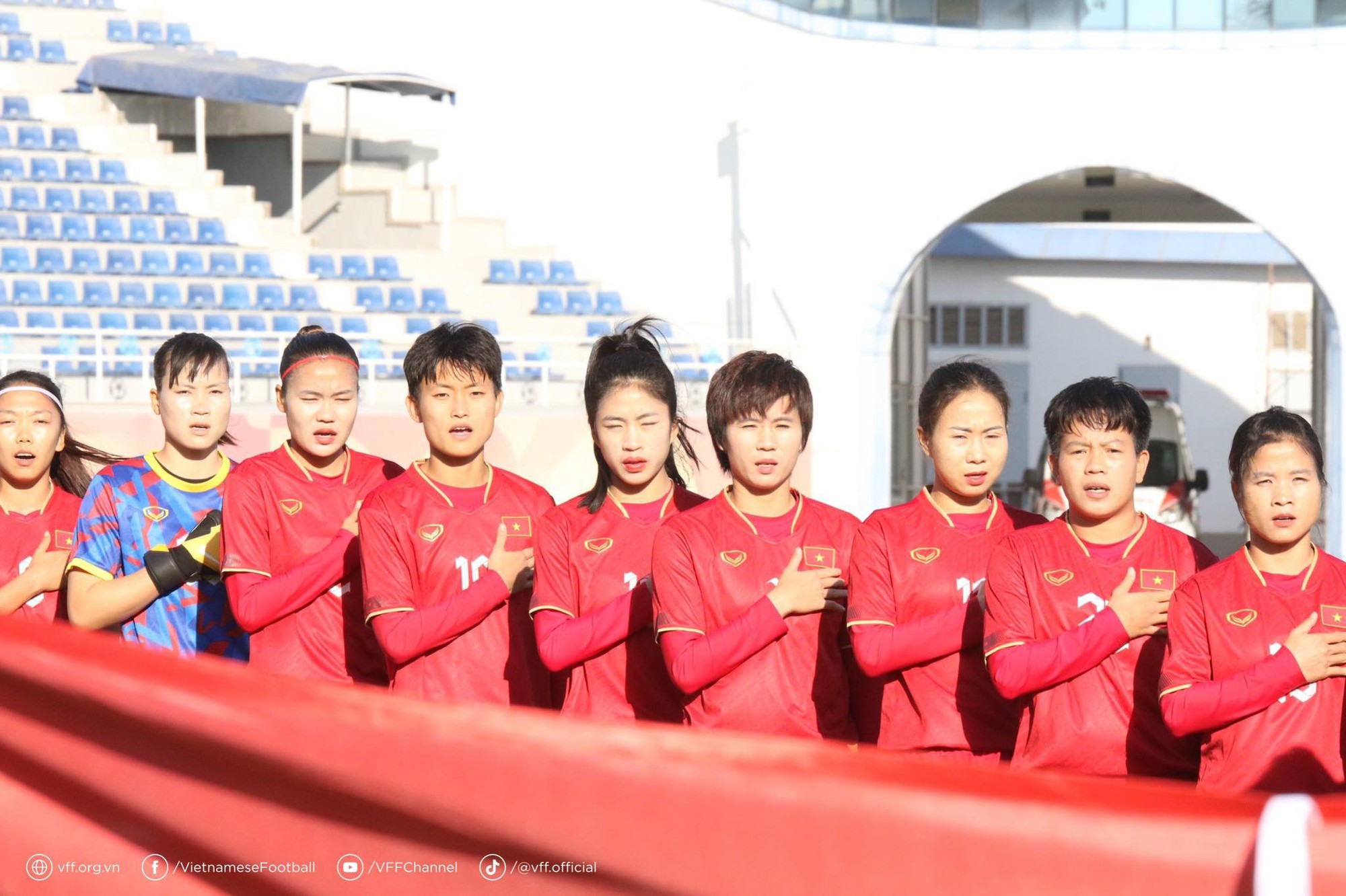HLV Mai Đức Chung xúc động sau trận đấu cuối cùng với đội tuyển nữ Việt Nam - Ảnh 1.