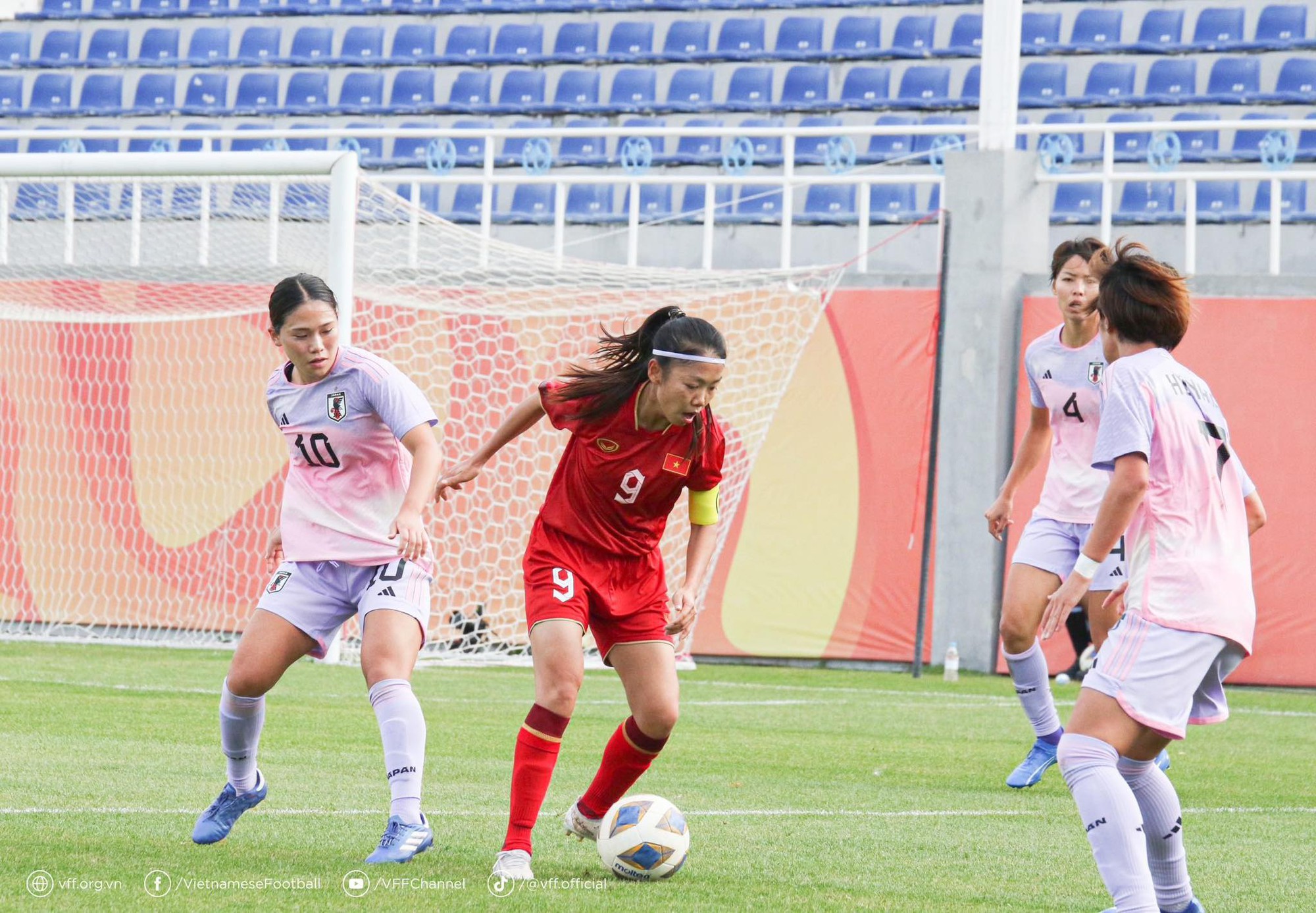 HLV Mai Đức Chung xúc động sau trận đấu cuối cùng với đội tuyển nữ Việt Nam - Ảnh 2.