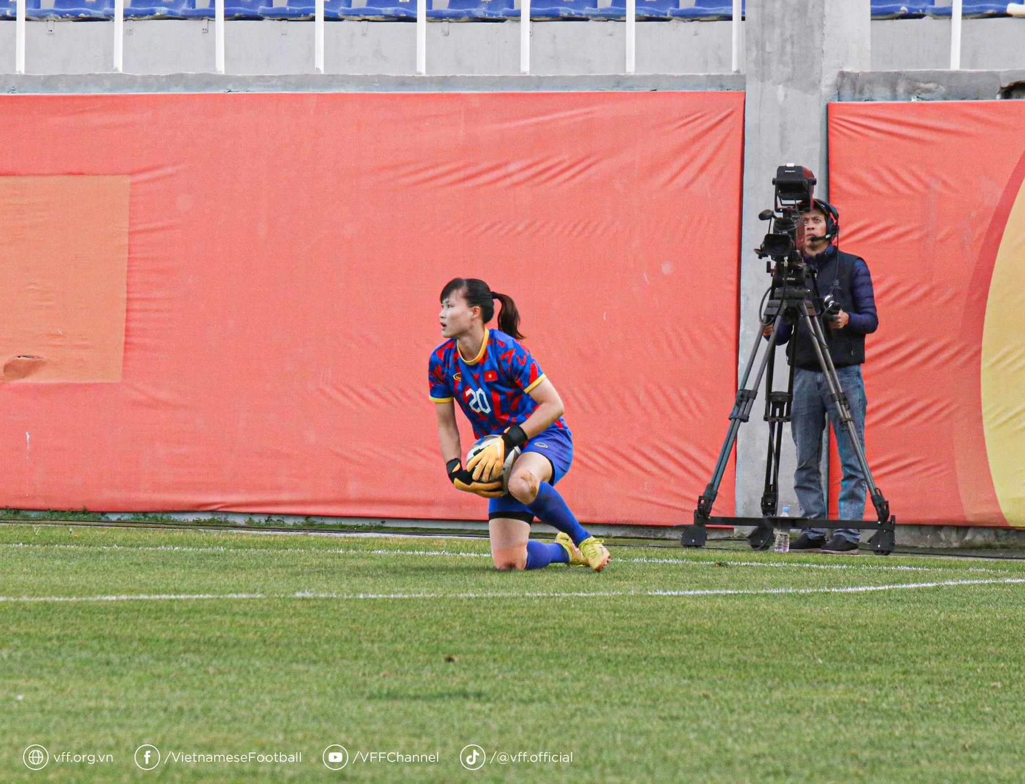 HLV Mai Đức Chung xúc động sau trận đấu cuối cùng với đội tuyển nữ Việt Nam - Ảnh 3.