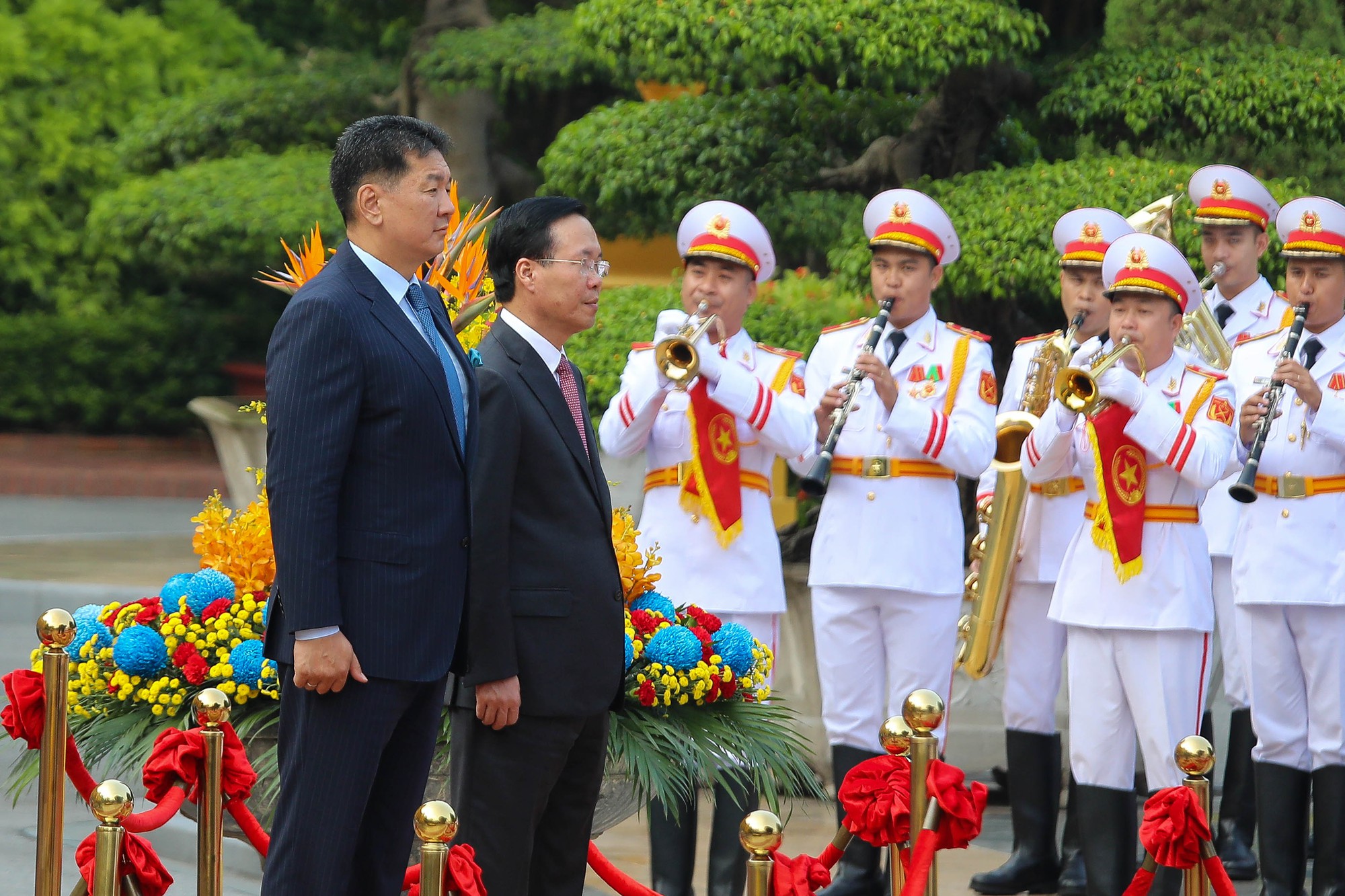 Chủ tịch nước Võ Văn Thưởng chủ trì lễ đón Tổng thống Mông Cổ - Ảnh 1.