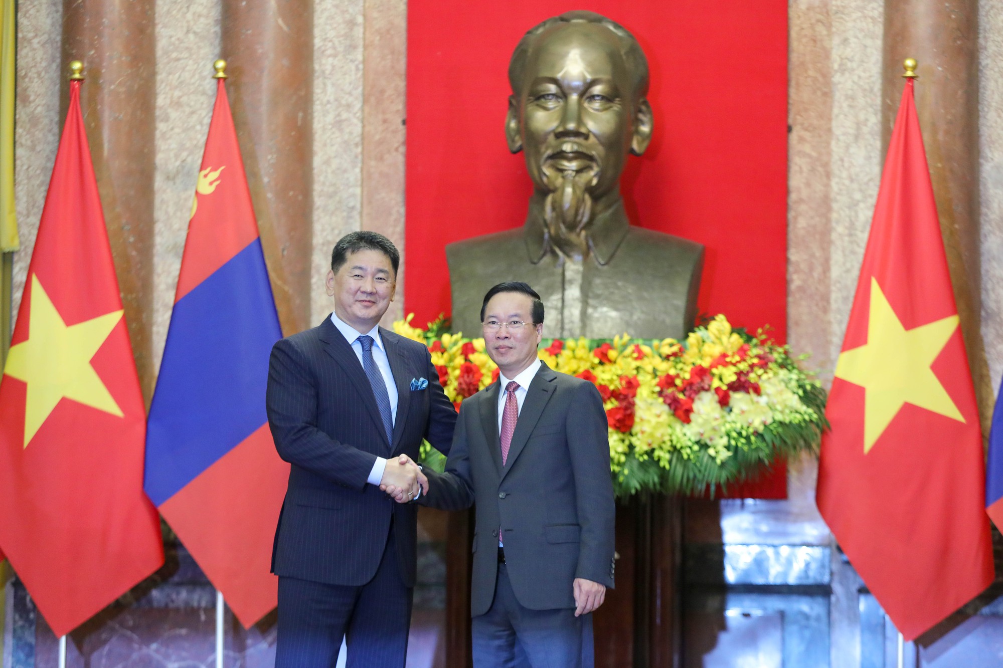 Chủ tịch nước Võ Văn Thưởng chủ trì lễ đón Tổng thống Mông Cổ - Ảnh 3.