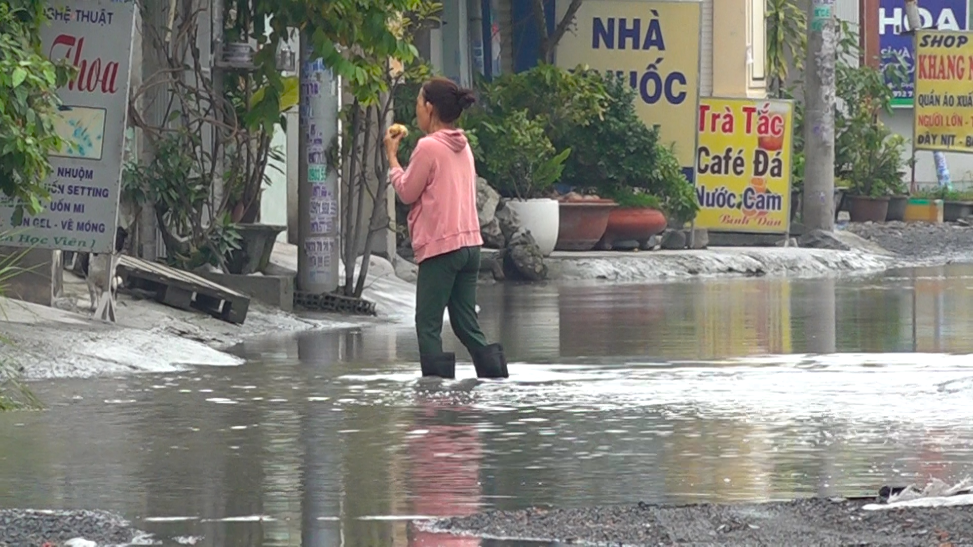 Xây lại con đường ‘ngập như sông’ An Phú Đông 35: ‘Mong có đường mới ăn tết’ - Ảnh 3.