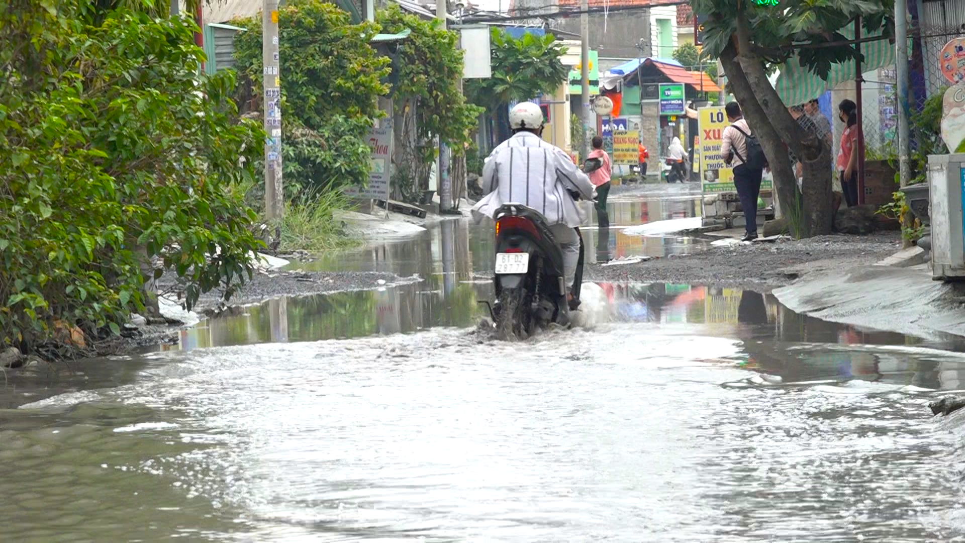 Xây lại con đường ‘ngập như sông’ An Phú Đông 35: ‘Mong có đường mới ăn tết’ - Ảnh 1.