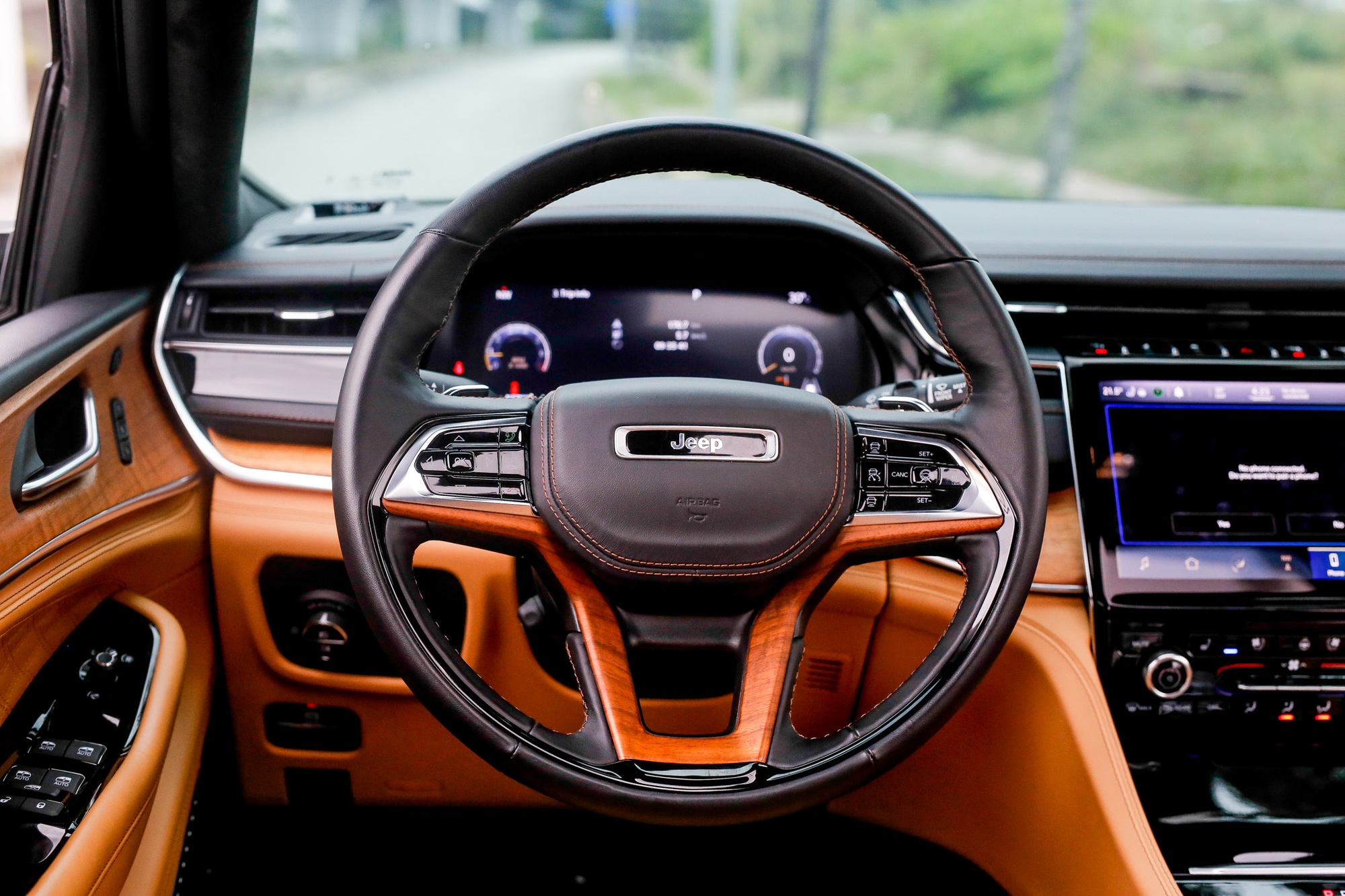 Jeep Grand Cherokee - xe gia đình Mỹ có 'hợp gu' với người Việt? - Ảnh 11. Jeep Grand Cherokee - xe gia đình Mỹ có 'hợp gu' với người Việt? - Ảnh 11.