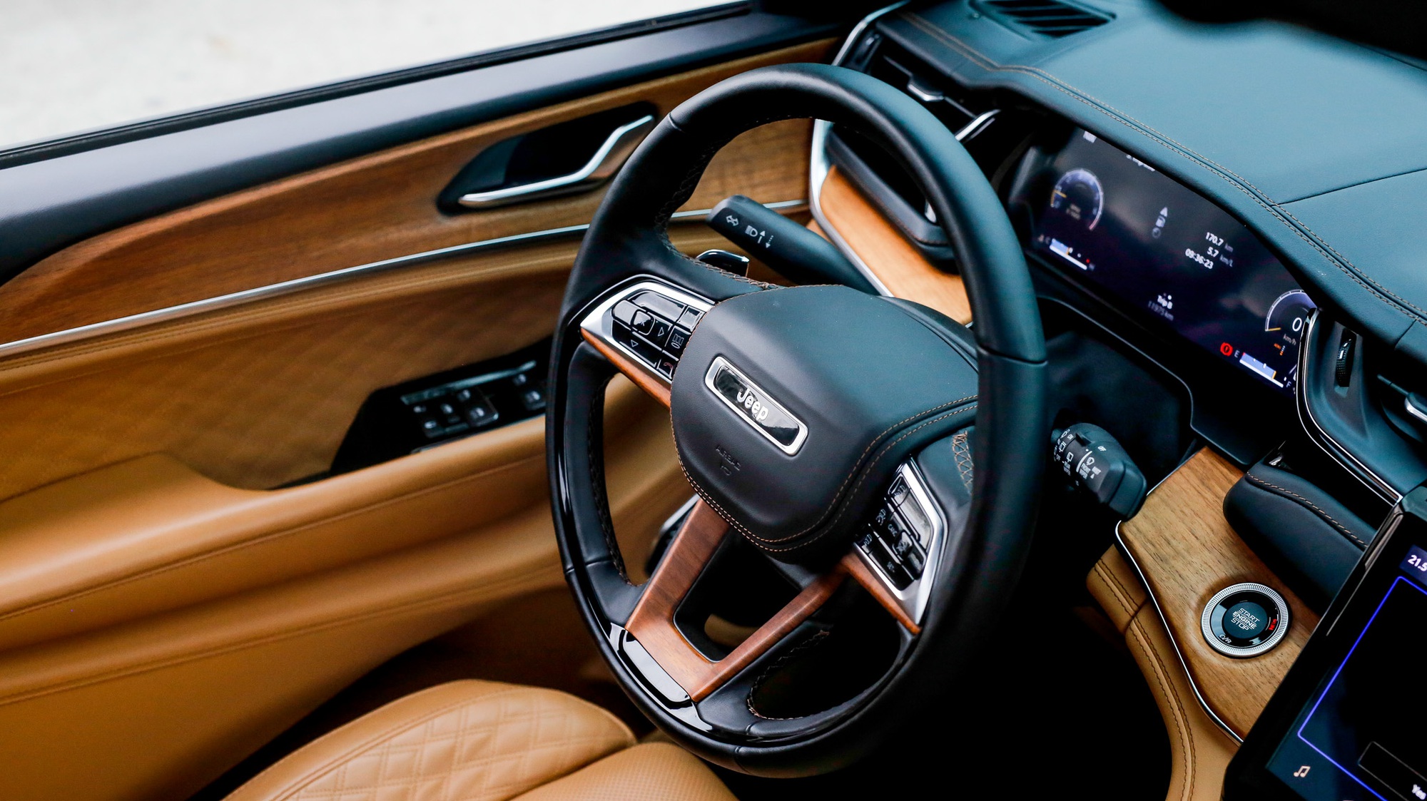 Jeep Grand Cherokee - xe gia đình Mỹ có 'hợp gu' với người Việt? - Ảnh 7. Jeep Grand Cherokee - xe gia đình Mỹ có 'hợp gu' với người Việt? - Ảnh 7.
