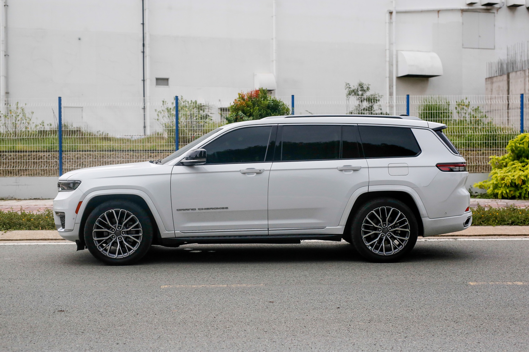 Jeep Grand Cherokee - xe gia đình Mỹ có 'hợp gu' với người Việt? - Ảnh 2. Jeep Grand Cherokee - xe gia đình Mỹ có 'hợp gu' với người Việt? - Ảnh 2.