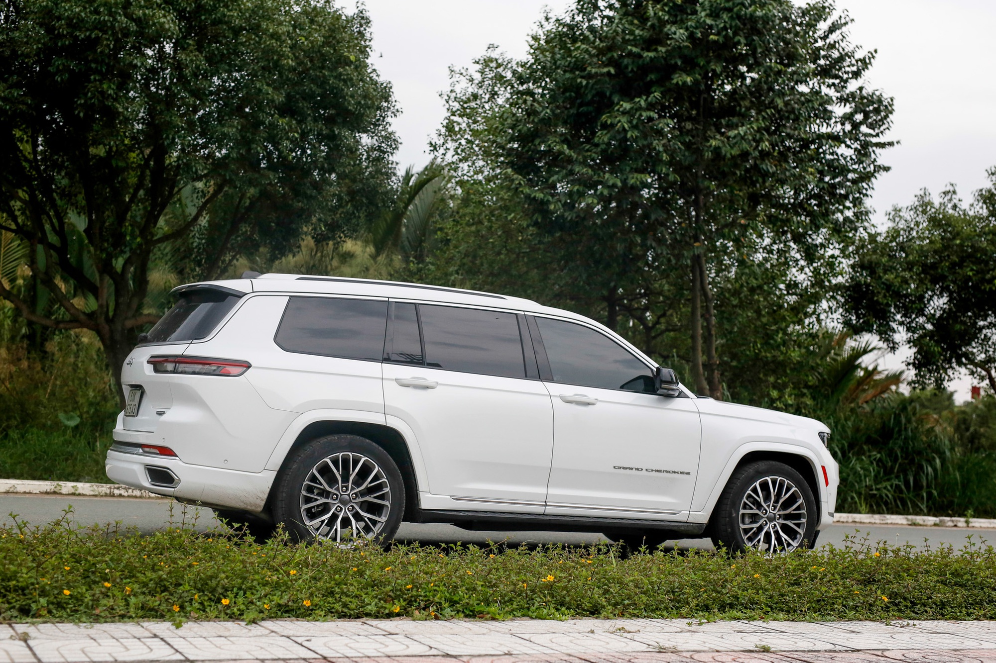 Jeep Grand Cherokee - xe gia đình Mỹ có 'hợp gu' với người Việt? - Ảnh 14. Jeep Grand Cherokee - xe gia đình Mỹ có 'hợp gu' với người Việt? - Ảnh 14.