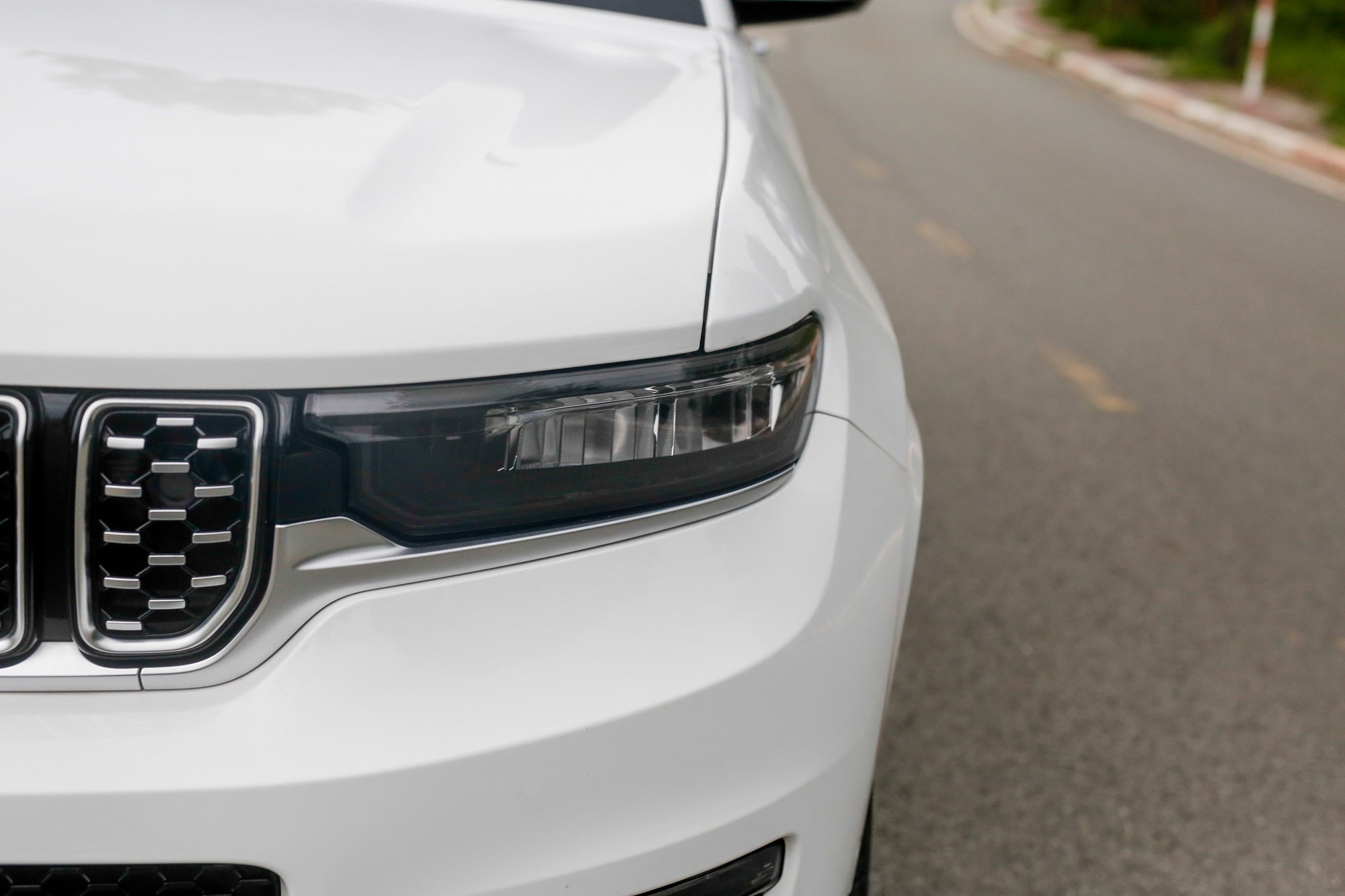 Jeep Grand Cherokee - xe gia đình Mỹ có 'hợp gu' với người Việt? - Ảnh 4. Jeep Grand Cherokee - xe gia đình Mỹ có 'hợp gu' với người Việt? - Ảnh 4.