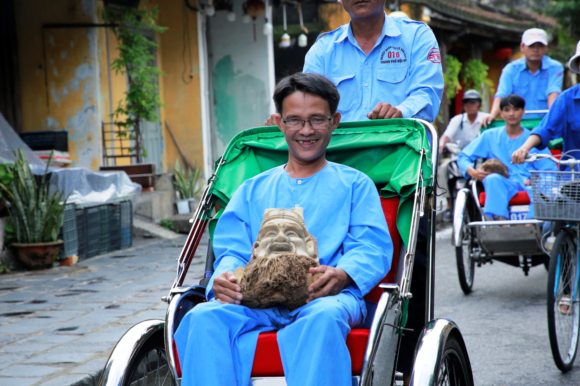 Nghệ nhân Hội An mang gốc tre diễu hành mừng gia nhập thành phố sáng tạo - Ảnh 3.