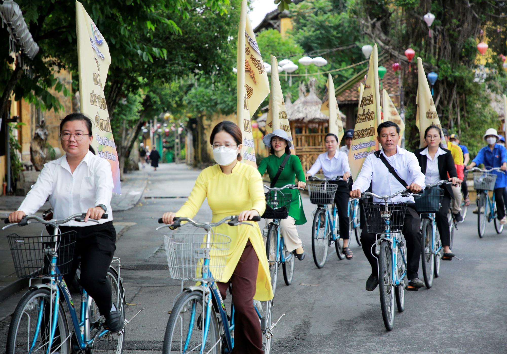 Nghệ nhân Hội An mang gốc tre diễu hành mừng gia nhập thành phố sáng tạo - Ảnh 12. Nghệ nhân Hội An mang gốc tre diễu hành mừng gia nhập thành phố sáng tạo - Ảnh 12.
