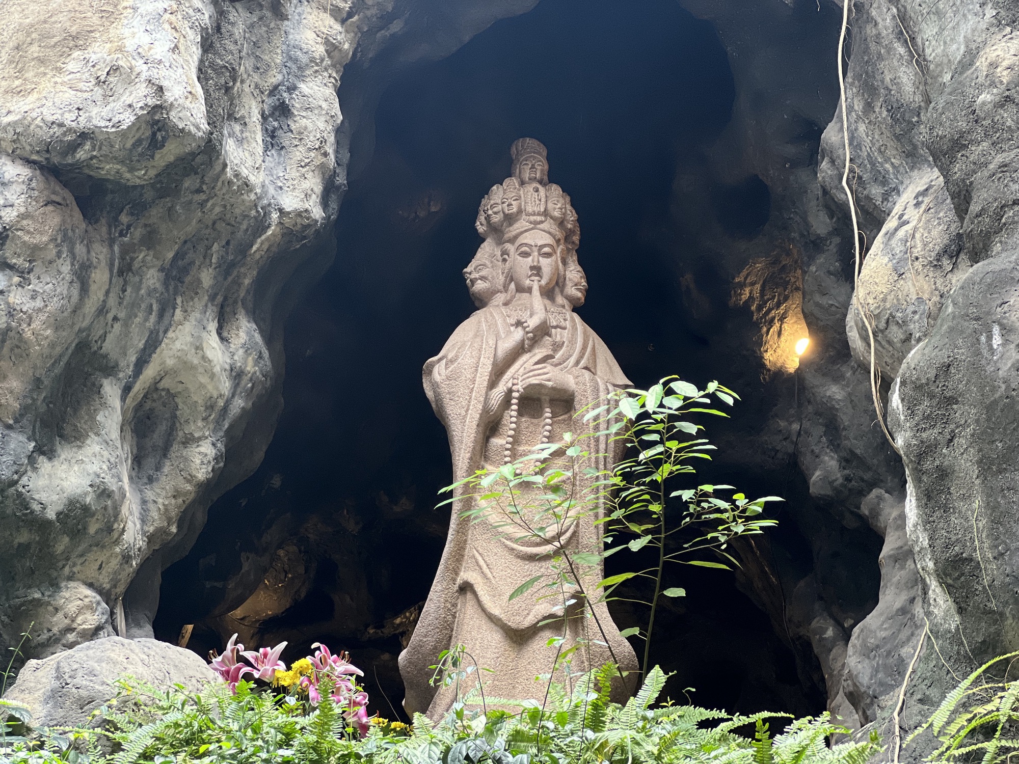 Chiêm bái tượng Quán Thế Âm thập nhất diện ở ngôi chùa hơn 100 năm tuổi - Ảnh 4.
