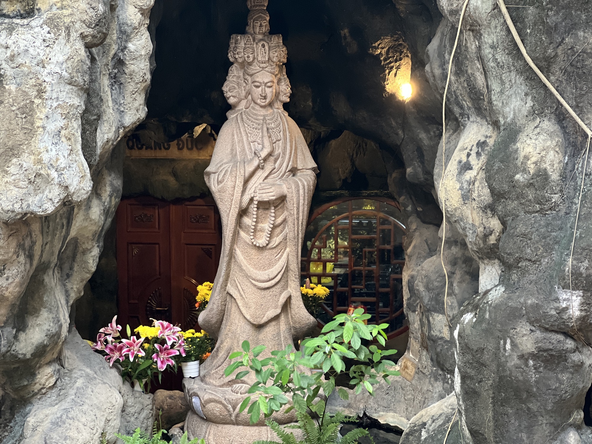 Chiêm bái tượng Quán Thế Âm thập nhất diện ở ngôi chùa hơn 100 năm tuổi - Ảnh 2.