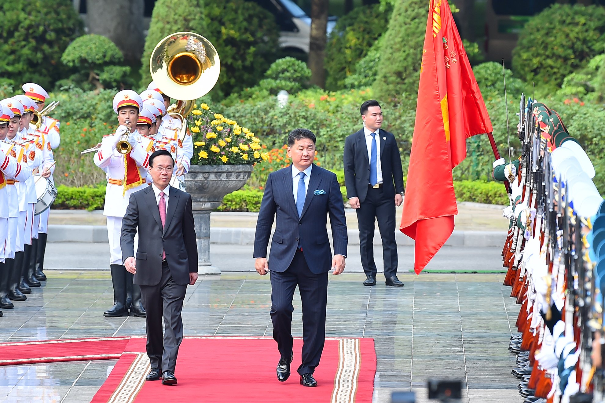 Chủ tịch nước Võ Văn Thưởng chủ trì lễ đón Tổng thống Mông Cổ - Ảnh 2.