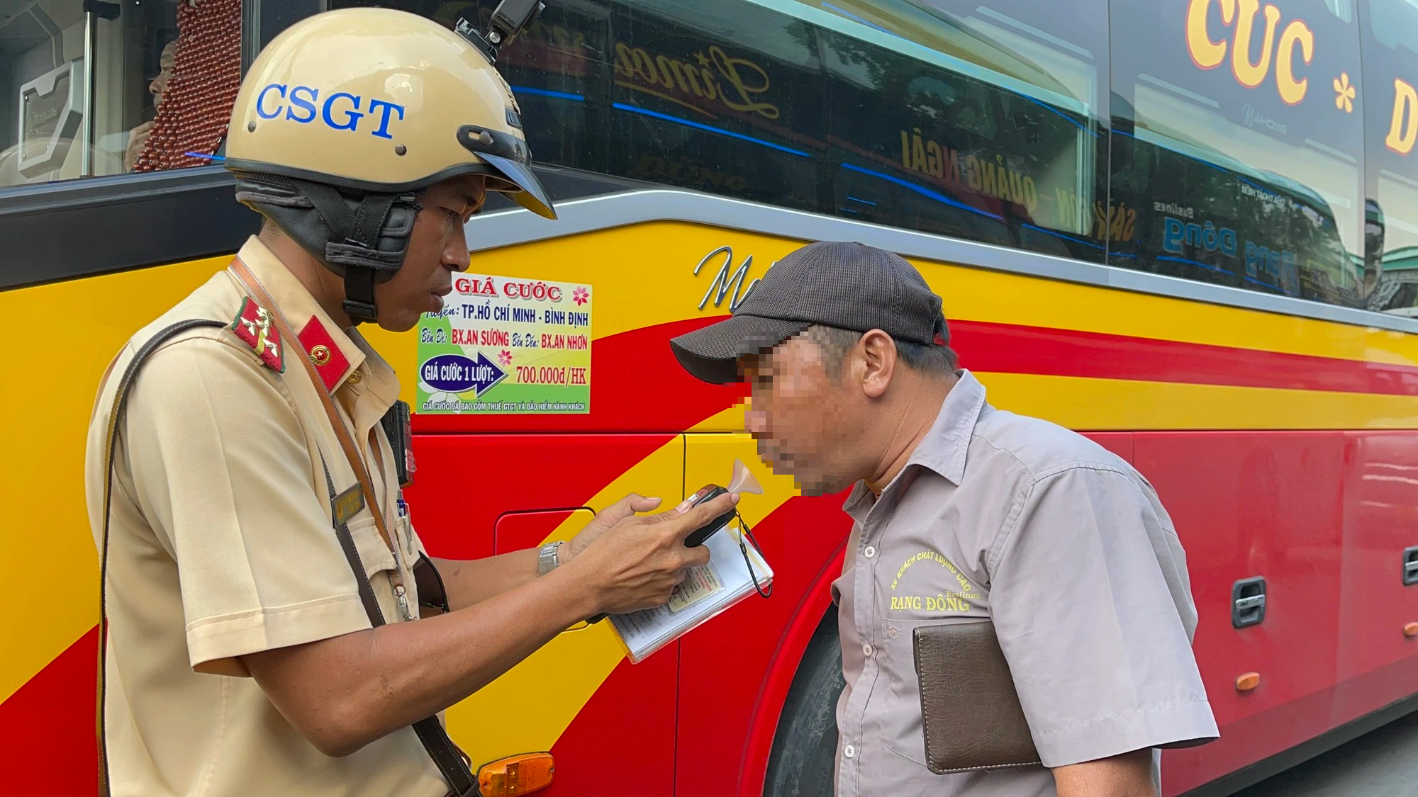 CSGT TP.HCM phát hiện hàng loạt xe khách vi phạm sau 4 ngày tổng kiểm soát - Ảnh 2.