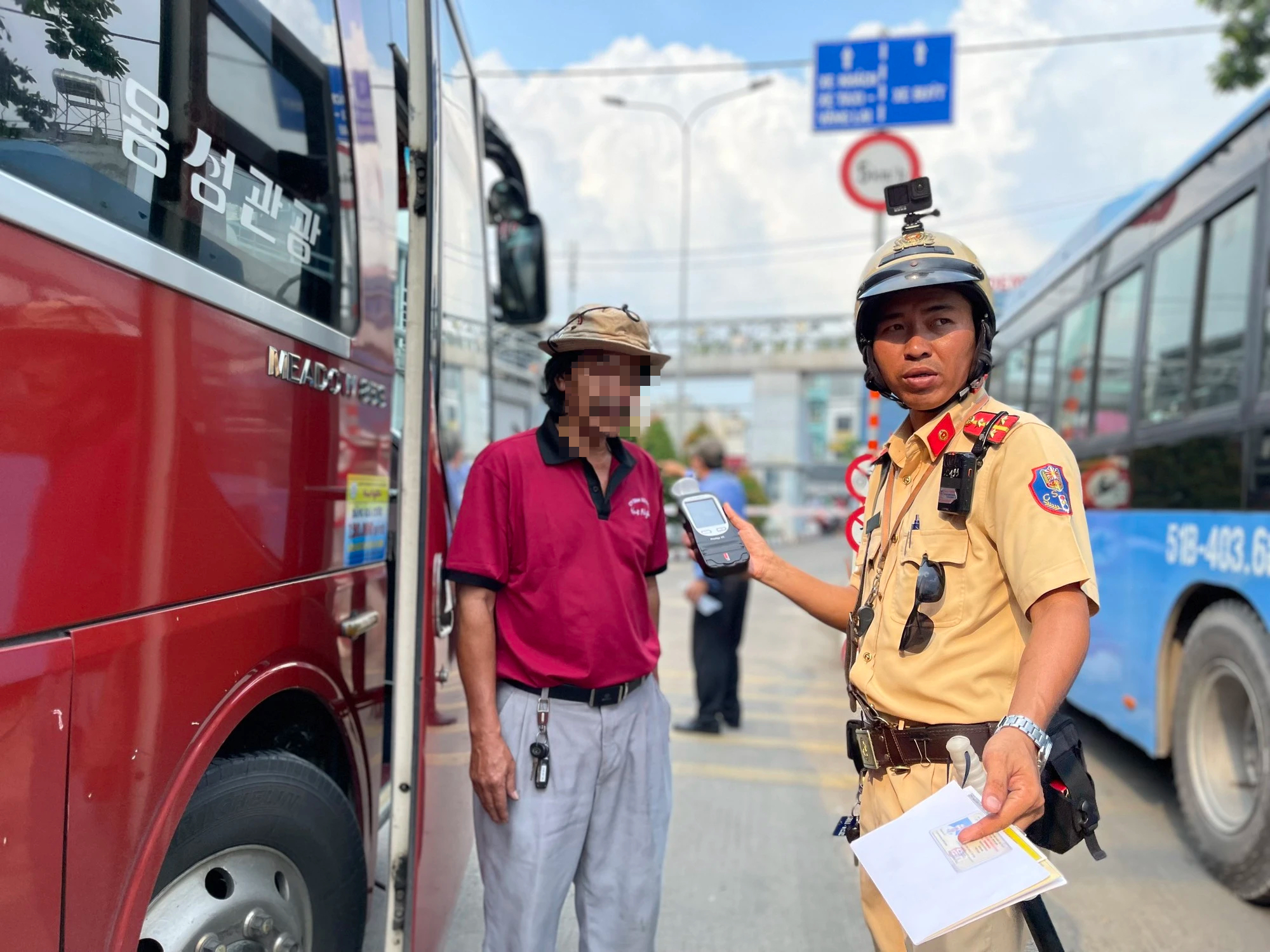 CSGT TP.HCM phát hiện hàng loạt xe khách vi phạm sau 4 ngày tổng kiểm soát - Ảnh 3.