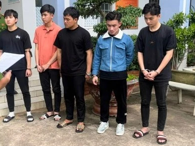 Bắt giam 5 thanh niên biểu diễn đua ô tô ở Vũng Tàu quay clip đăng tiktok   - Ảnh 1.