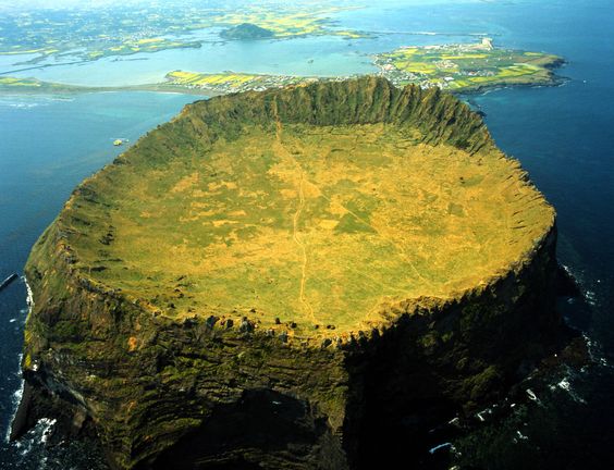 Vẻ đẹp tuyệt diệu của bình minh tại đỉnh núi lửa Seongsan của đảo Jeju  - Ảnh 1.