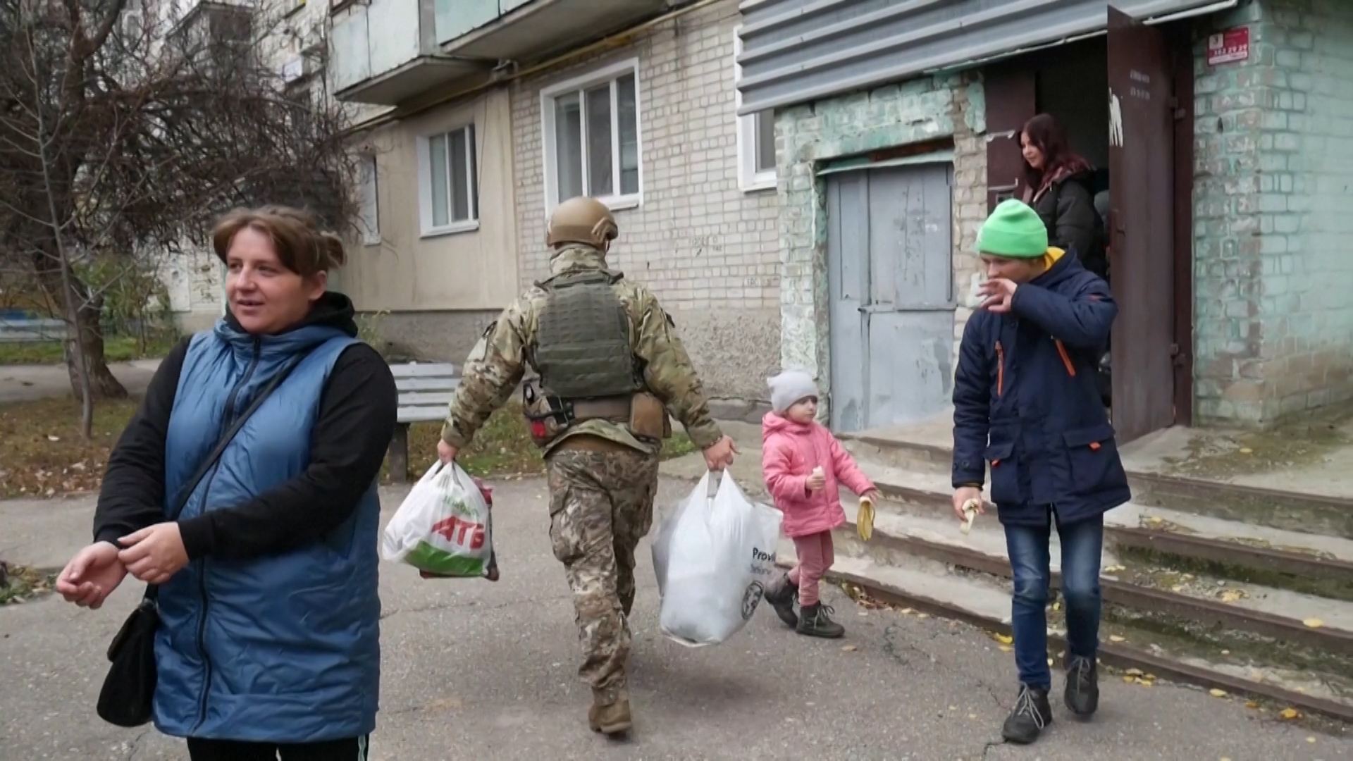 Cảnh sát Ukraine sơ tán trẻ em khỏi thị trấn Kupyansk - Ảnh 1.