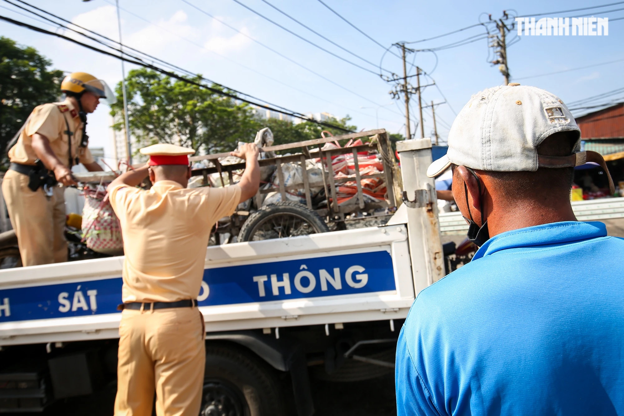 Người chạy xe hết đát chở hàng cồng kềnh: 'Cuộc sống khó khăn... chạy kiếm tiền ăn' - Ảnh 4.