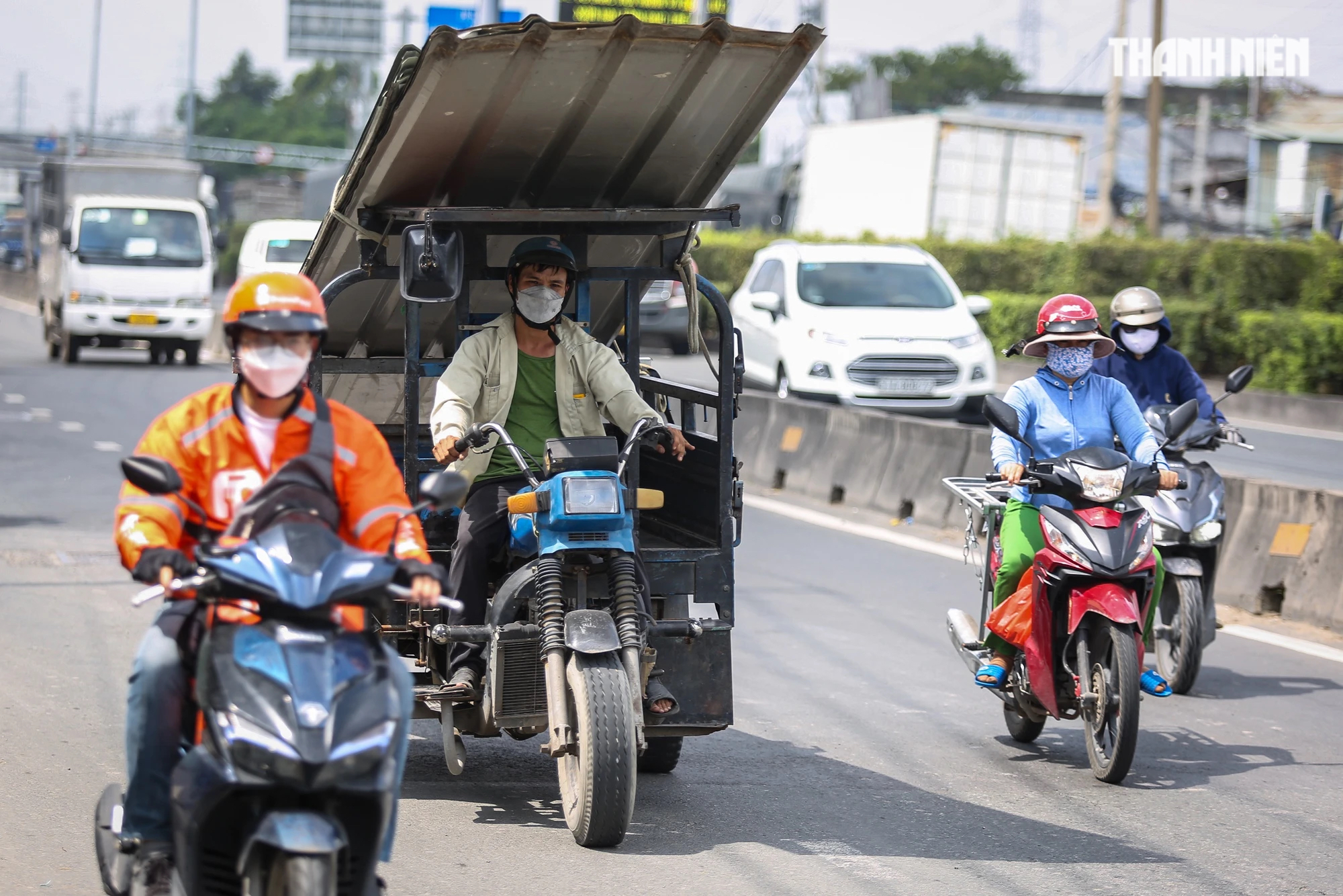 Người chạy xe hết đát chở hàng cồng kềnh: 'Cuộc sống khó khăn... chạy kiếm tiền ăn' - Ảnh 8.