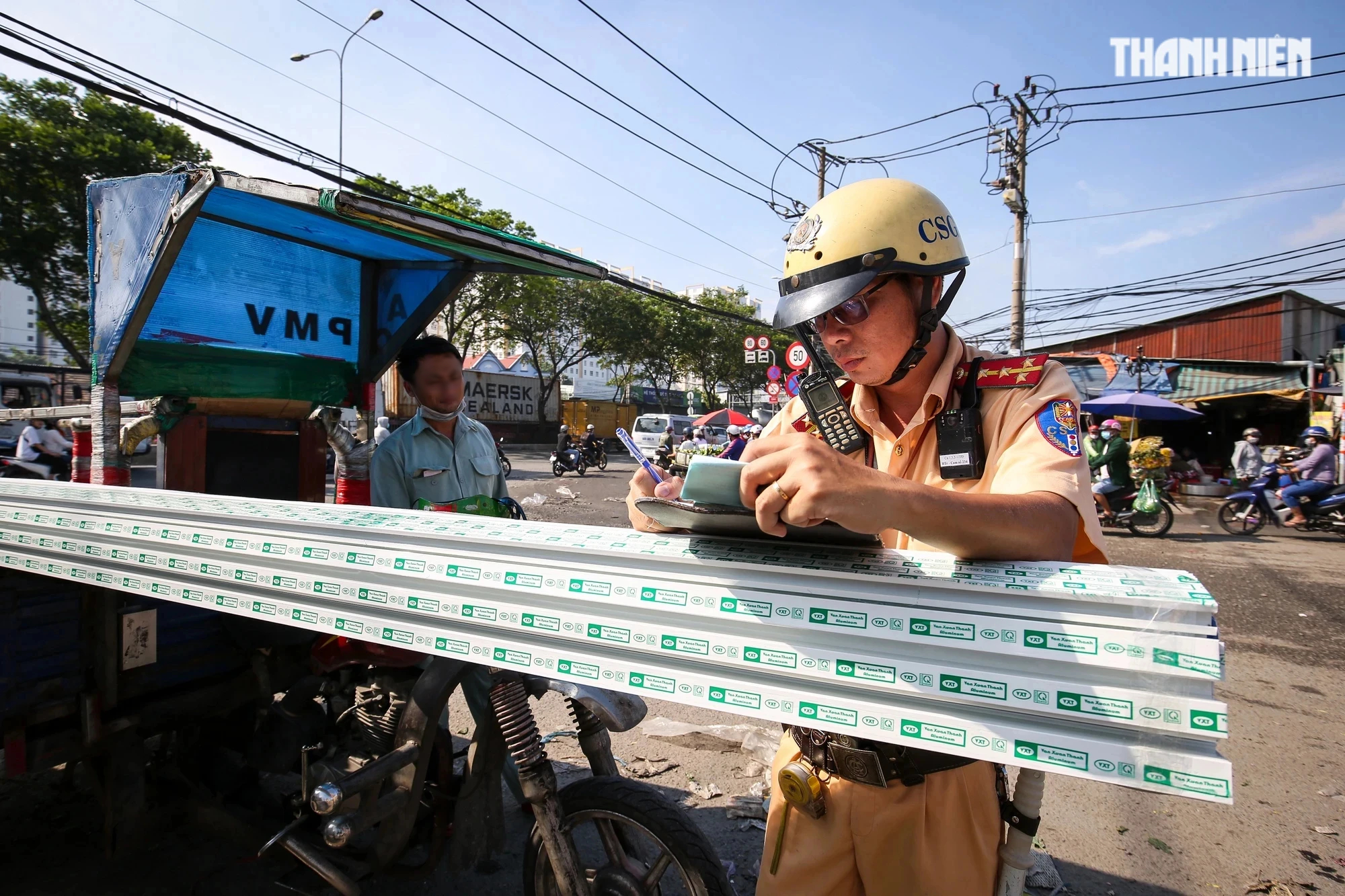 Người chạy xe hết đát chở hàng cồng kềnh: 'Cuộc sống khó khăn... chạy kiếm tiền ăn' - Ảnh 5.