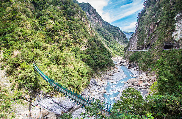 Trải nghiệm công viên Taroko - Thiên đường của những vách đá cẩm thạch hùng vĩ  - Ảnh 1.