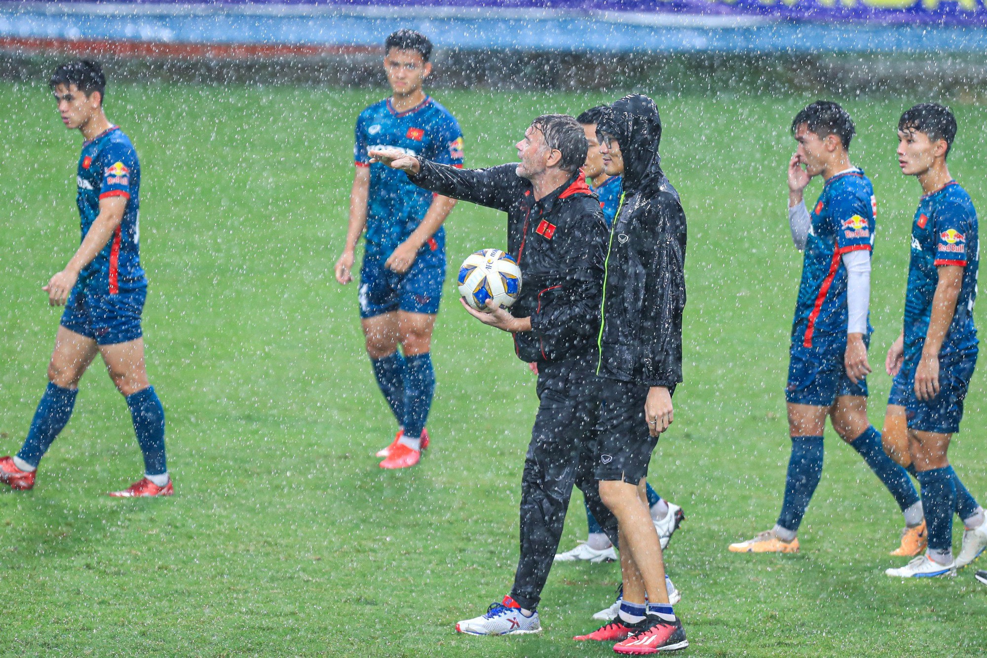 HLV Troussier nói lời tâm huyết, đội tuyển Việt Nam dầm mưa trước ngày sang Philippines - Ảnh 2.