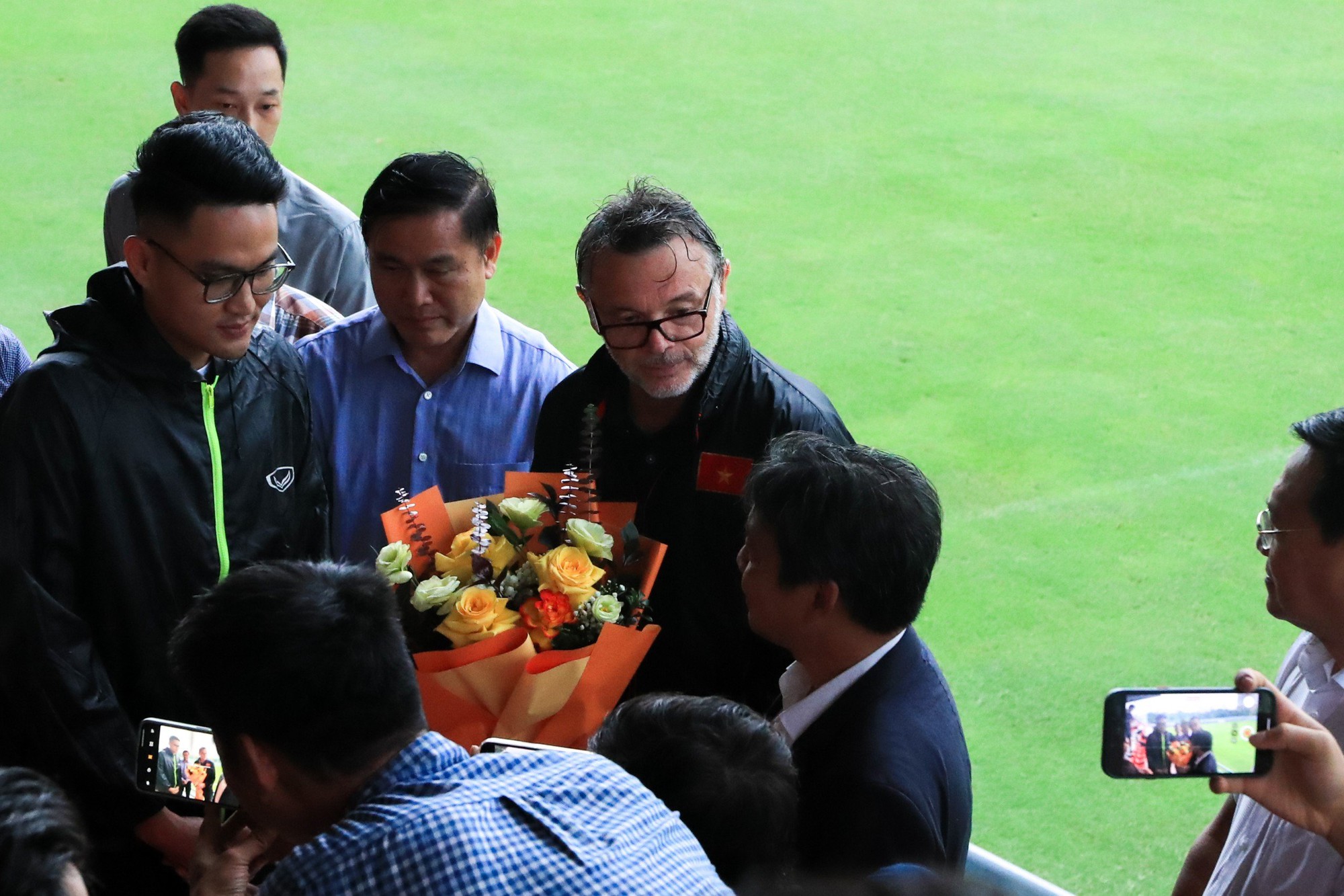 HLV Troussier nói lời tâm huyết, đội tuyển Việt Nam dầm mưa trước ngày sang Philippines - Ảnh 1.