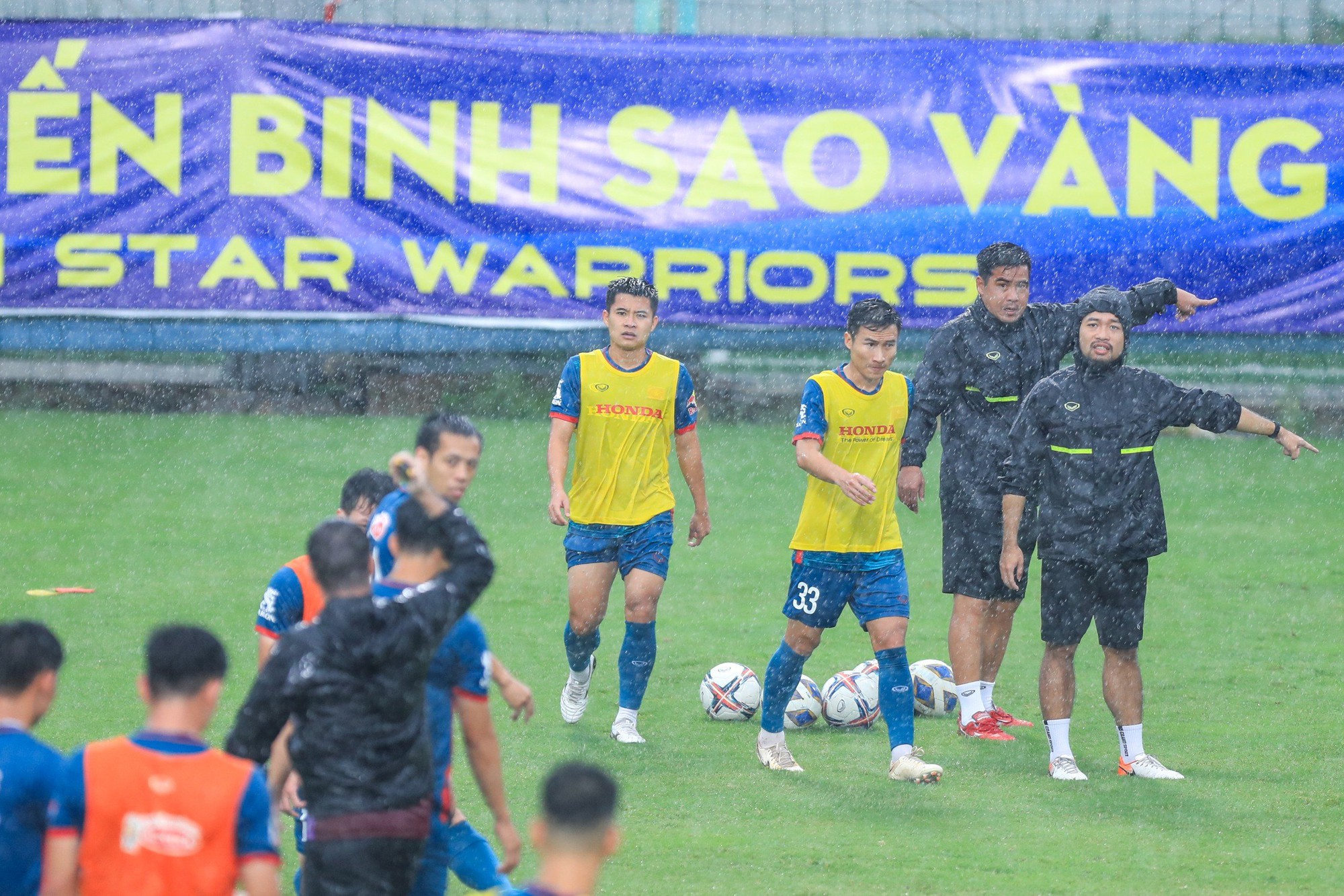 HLV Troussier nói lời tâm huyết, đội tuyển Việt Nam dầm mưa trước ngày sang Philippines - Ảnh 5.