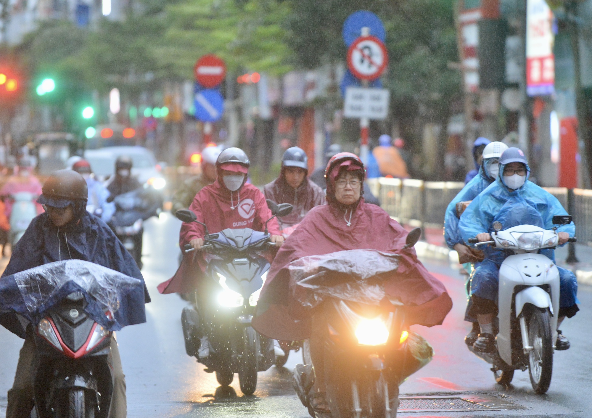 Hà Nội rét 18 độ C, người dân đội mưa chụp ảnh lúc sáng sớm - Ảnh 1.
