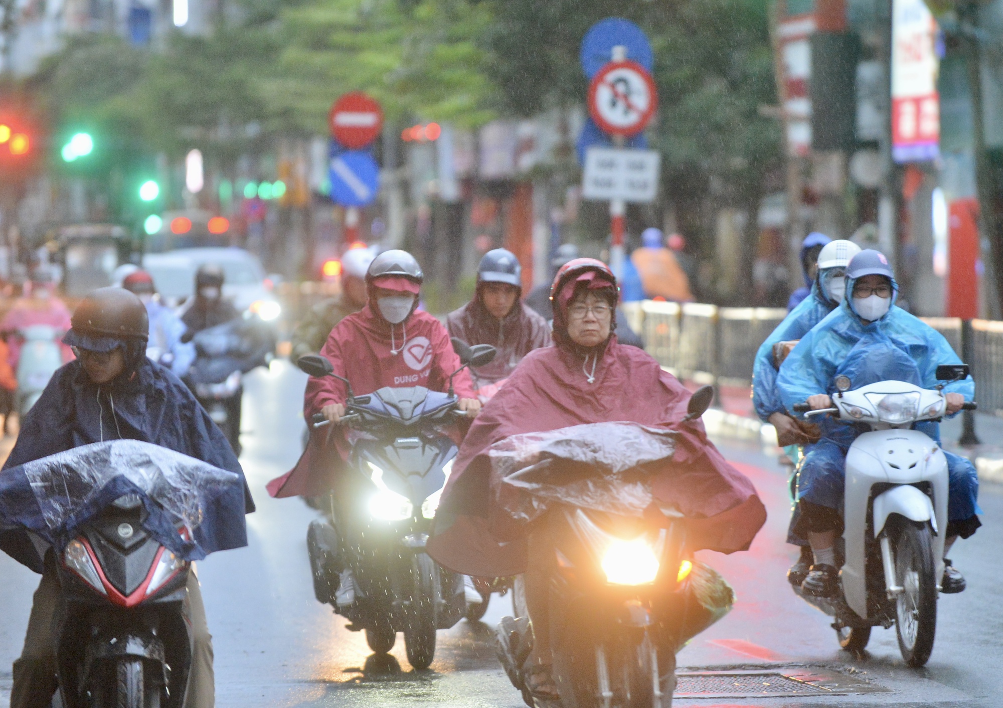 Hà Nội rét 18 độ C, người dân đội mưa chụp ảnh lúc sáng sớm - Ảnh 1. Hà Nội rét 18 độ C, người dân đội mưa chụp ảnh lúc sáng sớm - Ảnh 1.