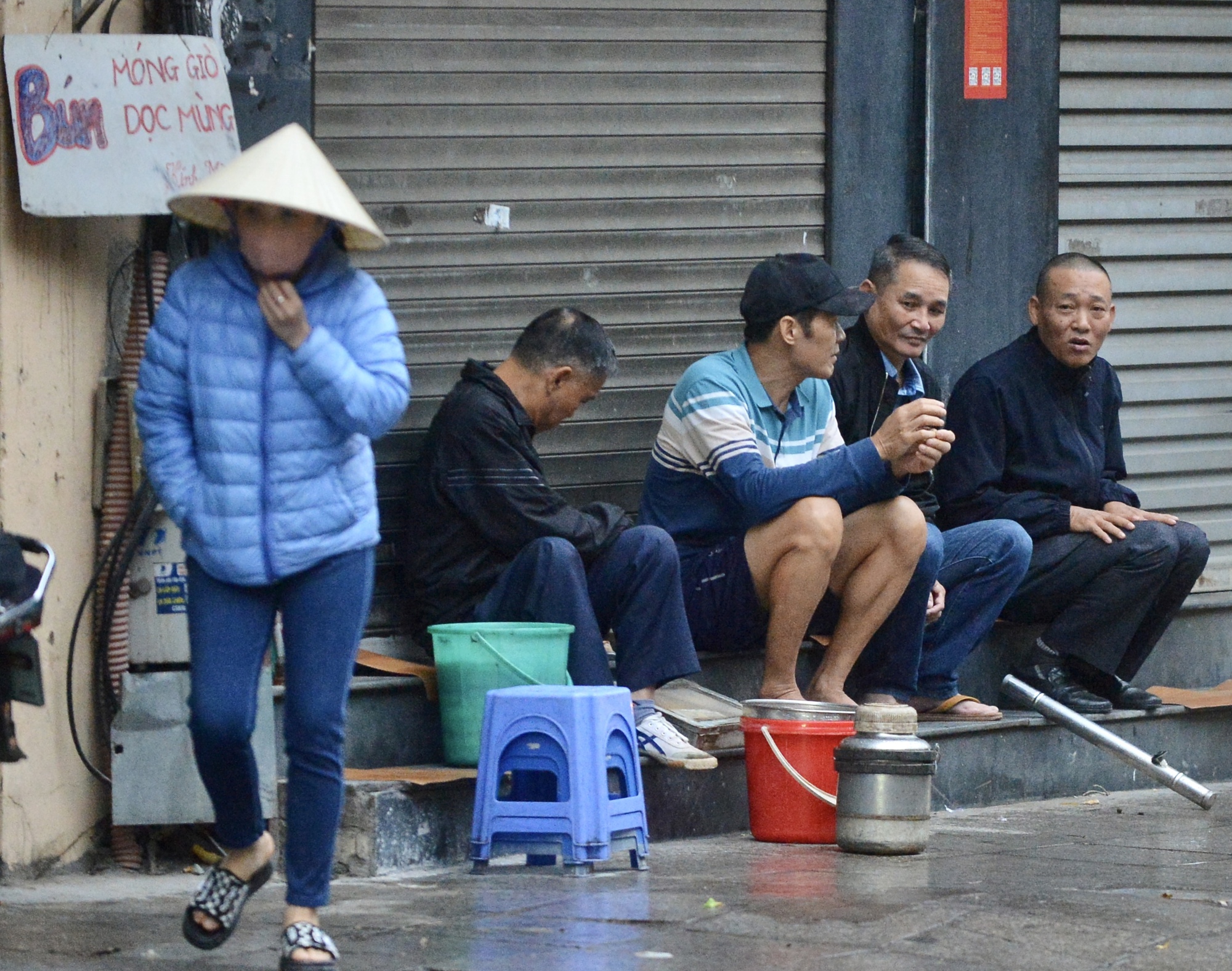 Hà Nội rét 18 độ C, người dân đội mưa chụp ảnh lúc sáng sớm - Ảnh 7.